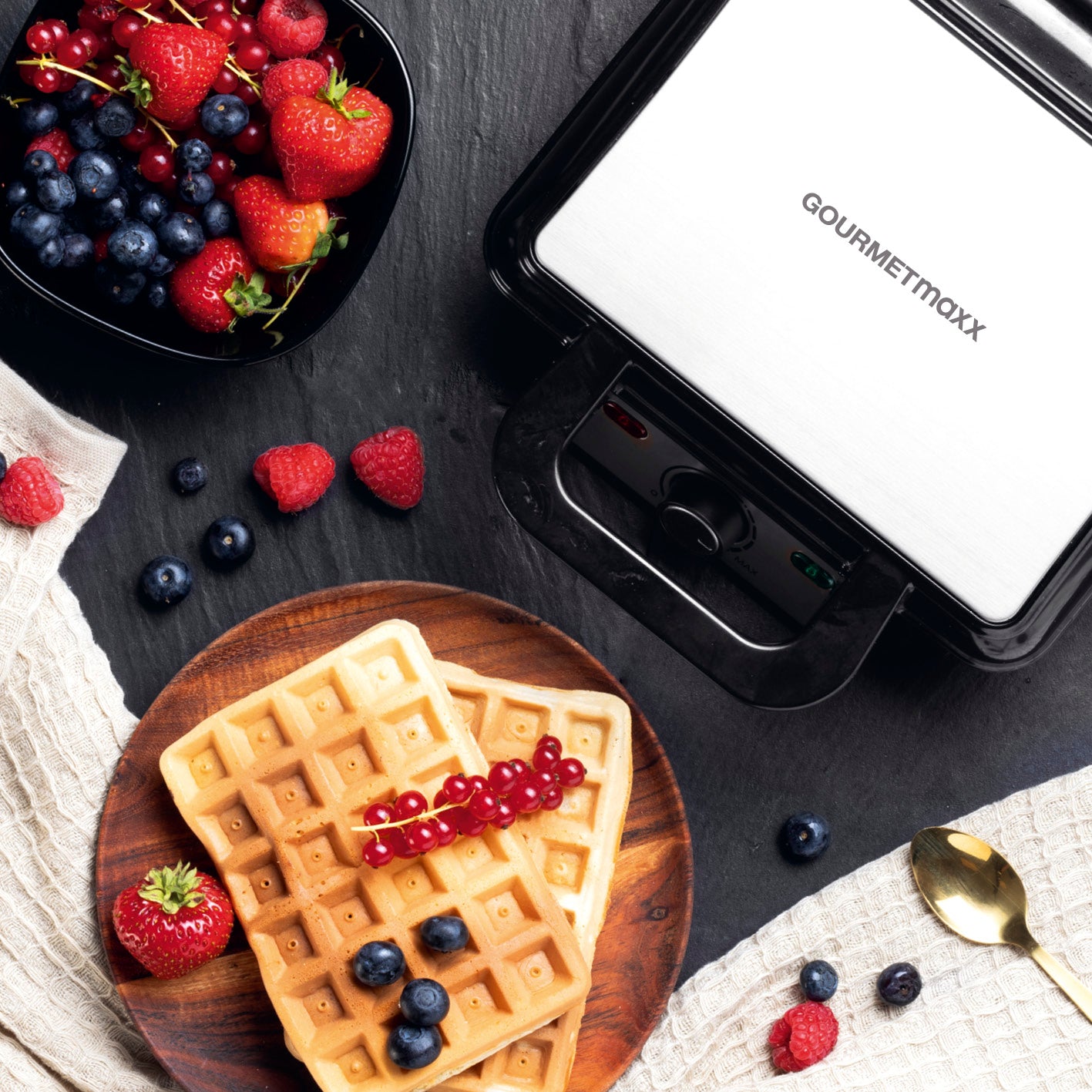 Waffeleisen für Belgische Waffeln mit Antihaftbeschichtung, Bräunungsgrad einstellbar und Cool-Touch-Griffen auf dunklem Untergrund.