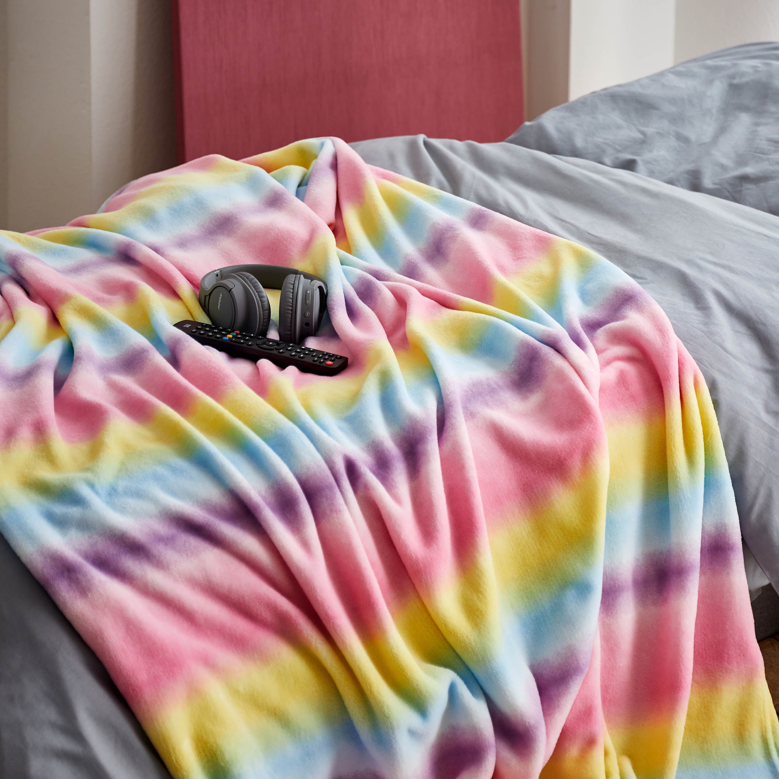Kuscheldecke für Kinder - 100 x 150 cm - Regenbogen aus weichem Coral-Fleece mit buntem Regenbogen-Design, perfekt für gemütliche Abende.