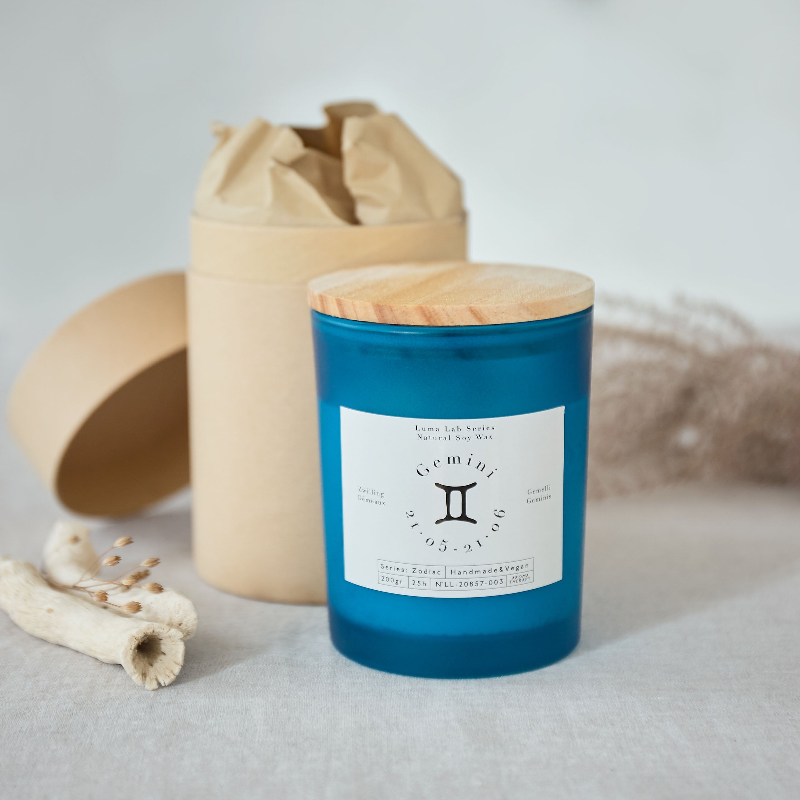 Duftkerze Sternzeichen "Zwillinge" mit Zitrus- und Blumenaromen im blauen Glas, handgegossen aus 100 % veganem Sojawachs.
