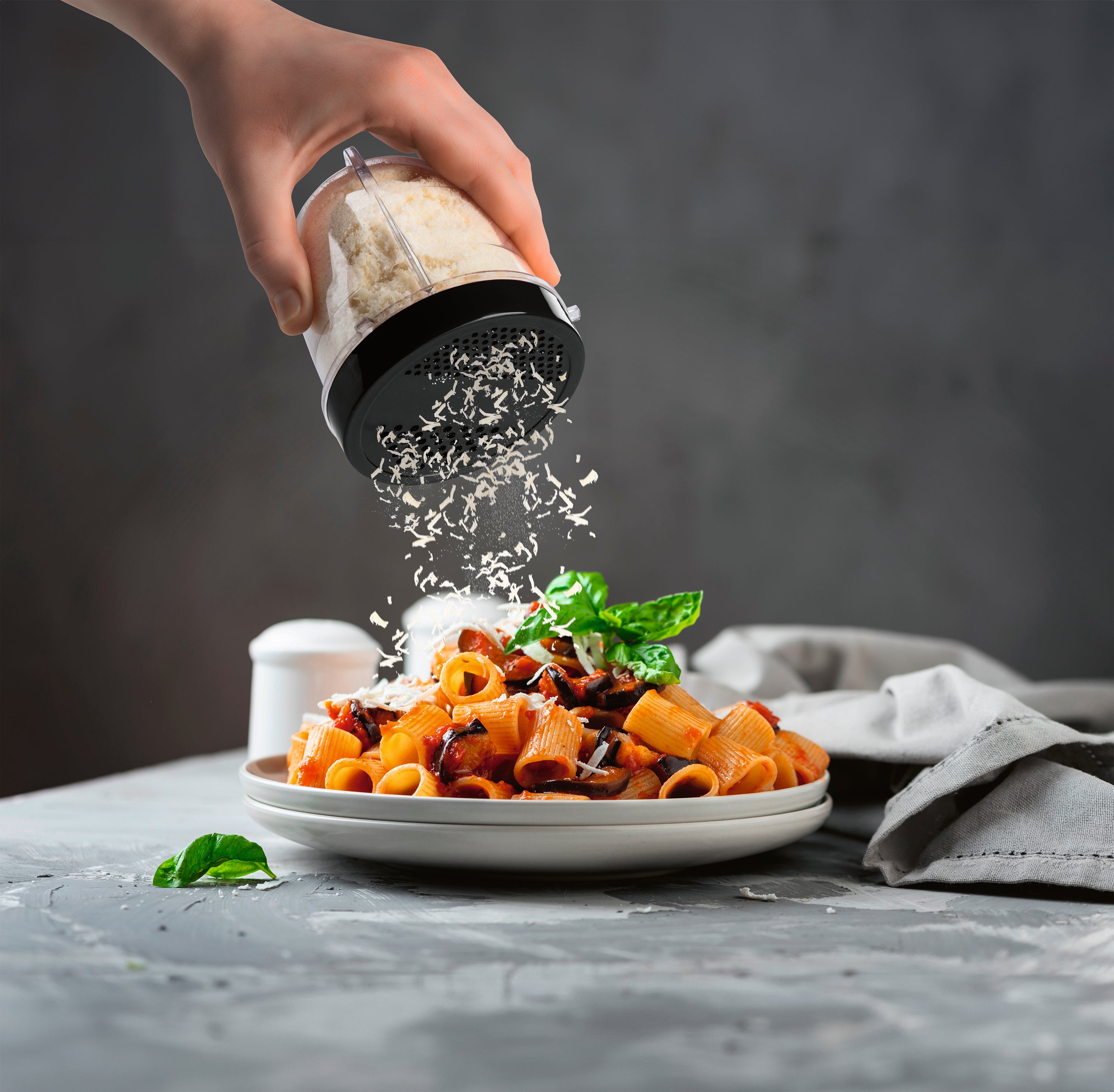Zubehörset L für Mr. Magic Power 400 Pro - Schwarz mit Streudeckel zum einfachen Bestreuen von Gerichten wie Pasta.