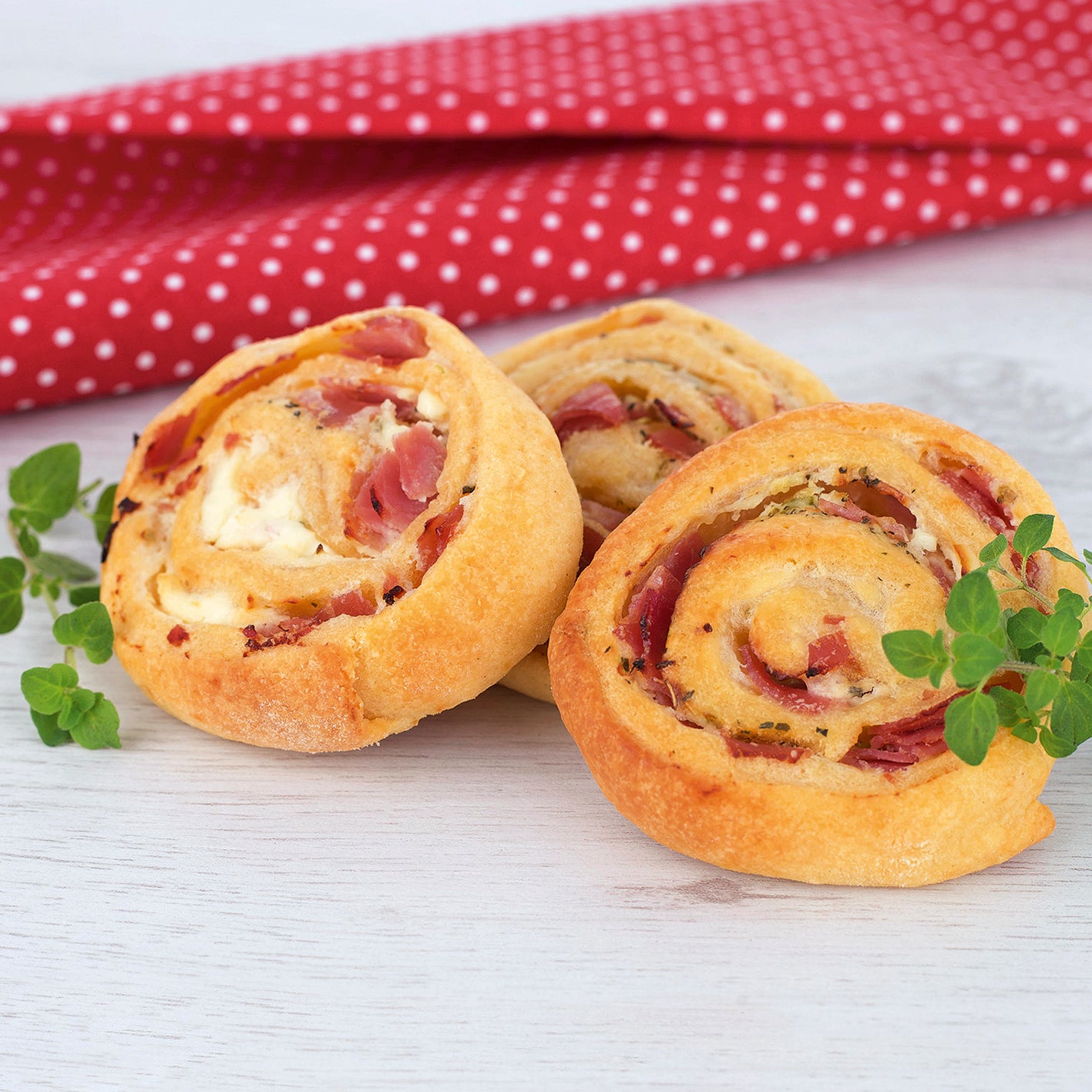 Rezeptbuch inkl. Messbecher-Set - Band 4 - Kleine Gerichte ganz groß! zeigt herzhafte Snackideen für Kinder ab 3 Jahren.