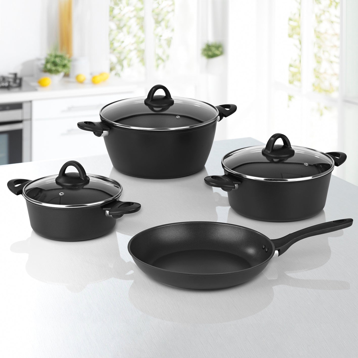 Aluminium-Kochtopf geschmiedet - 20 cm - schwarz mit kratzunempfindlicher Oberfläche und Cool-Touch-Griffen für alle Herdarten geeignet.