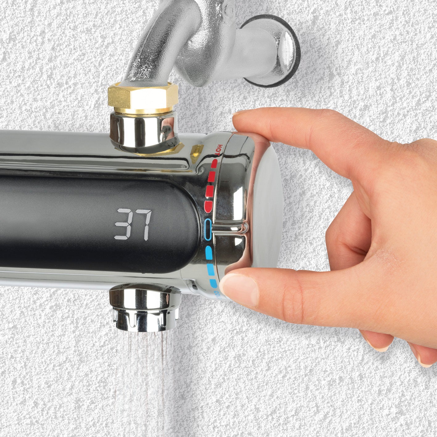 Hand stellt Temperaturregler an Universal-Durchlauferhitzer mit digitaler LED-Anzeige auf 37 Grad einzustellen
