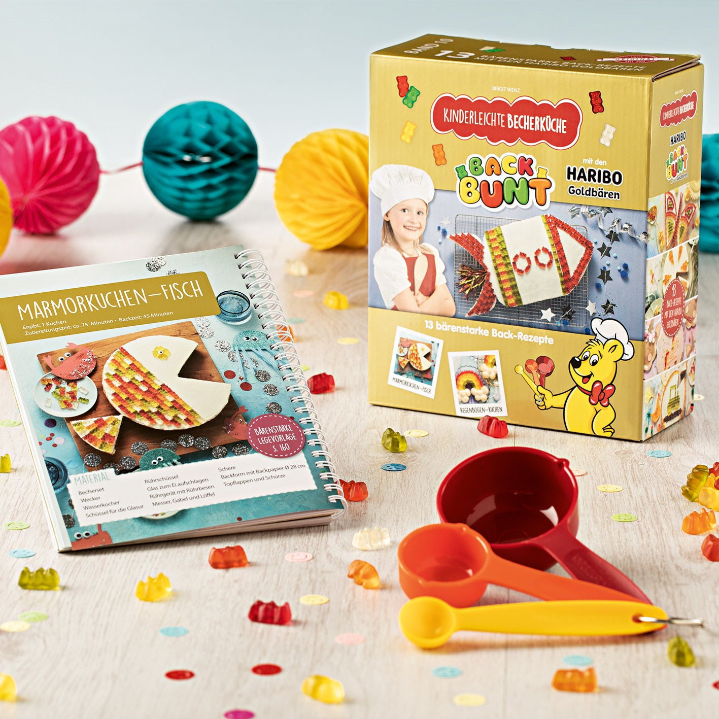 Rezeptbuch inkl Messbecher-Set Band 10 Back bunt mit Haribo Goldbären zeigt kinderfreundliche Backideen und bunte Messbecher.