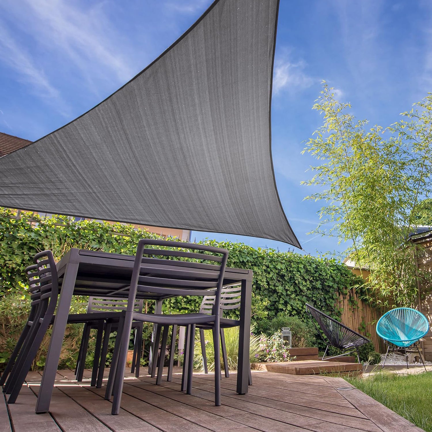 Sonnensegel 100% HDPE mit Stabilisator für UV-Schutz - Rechteck 3 x 4 Meter - Grau/Weiß über Gartenmöbeln auf Holzterrasse gespannt.