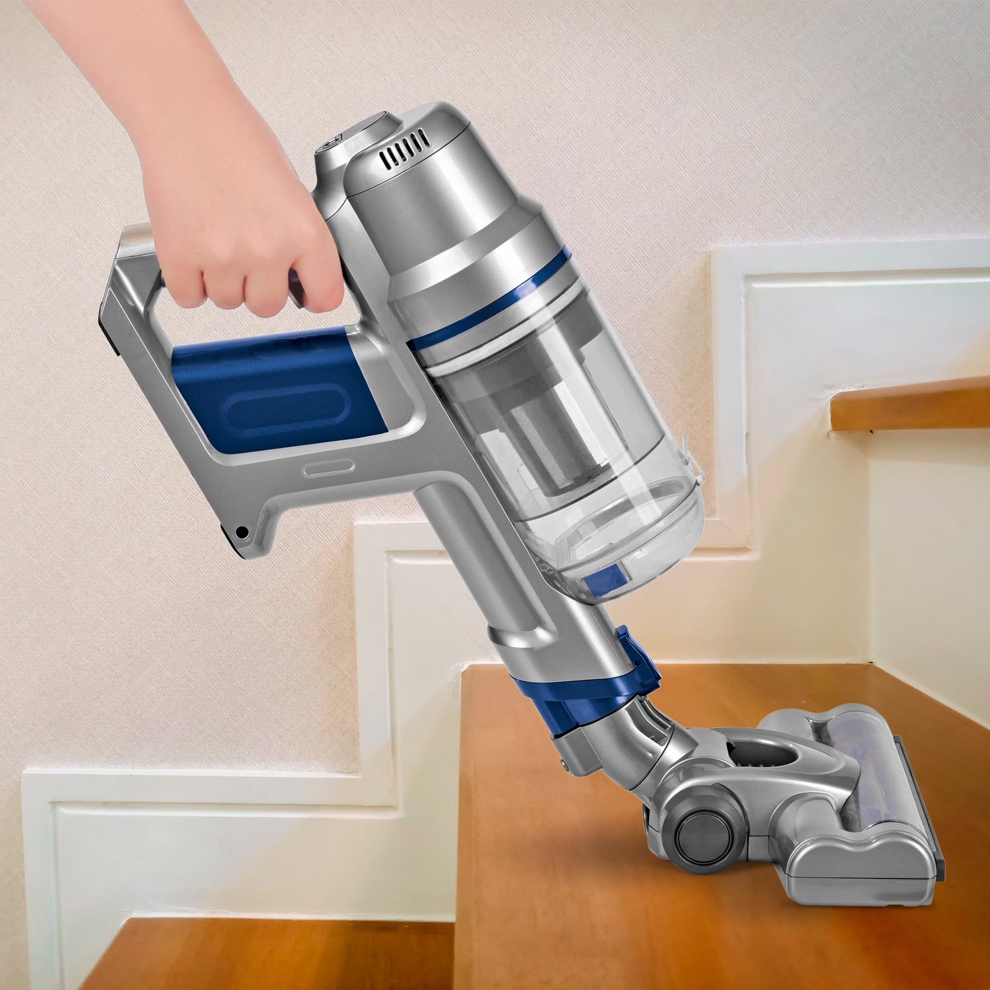 Akku-Zyklon-Staubsauger - silber/blau mit starker Akku-Laufzeit, beutelloser Zyklon-Technologie und verlängerbarem Aluminium-Steckrohr.