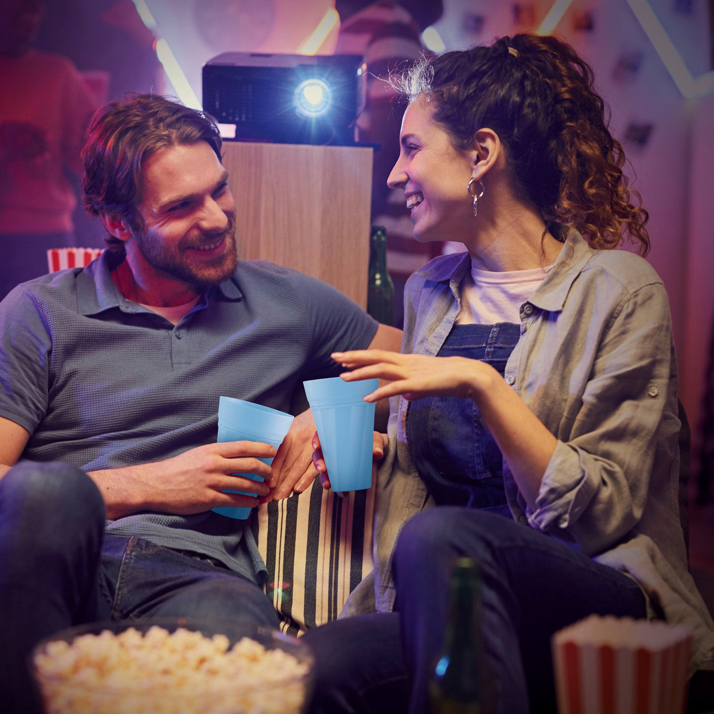 Zwei Personen beim Filmabend mit Trinkbecher 300ml - Selbstkühlend - 6er-Set - Blau, doppelwandig und praktisch für kühle Getränke.