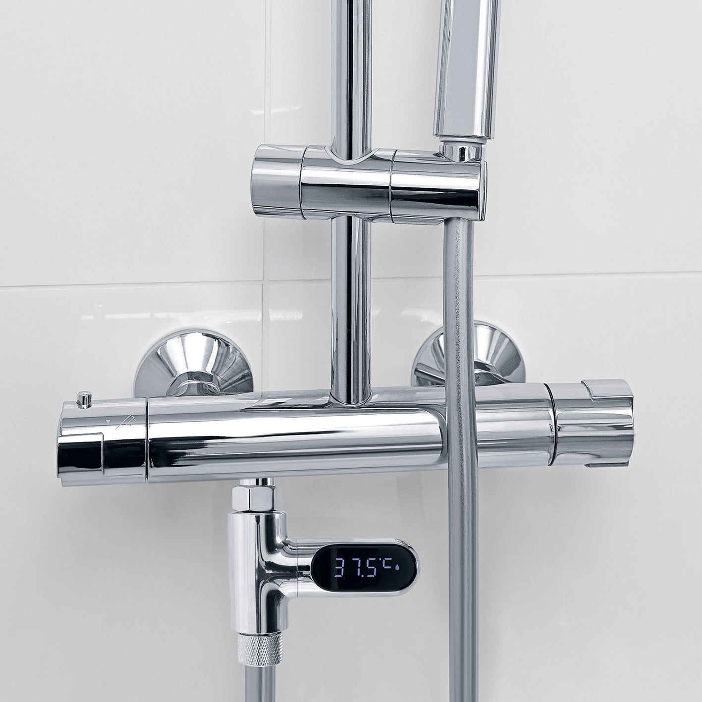 Thermometer für Wasserarmaturen - chromfarben mit LED-Temperaturanzeige, montiert an Duscharmatur, zeigt 37,5 °C präzise an.
