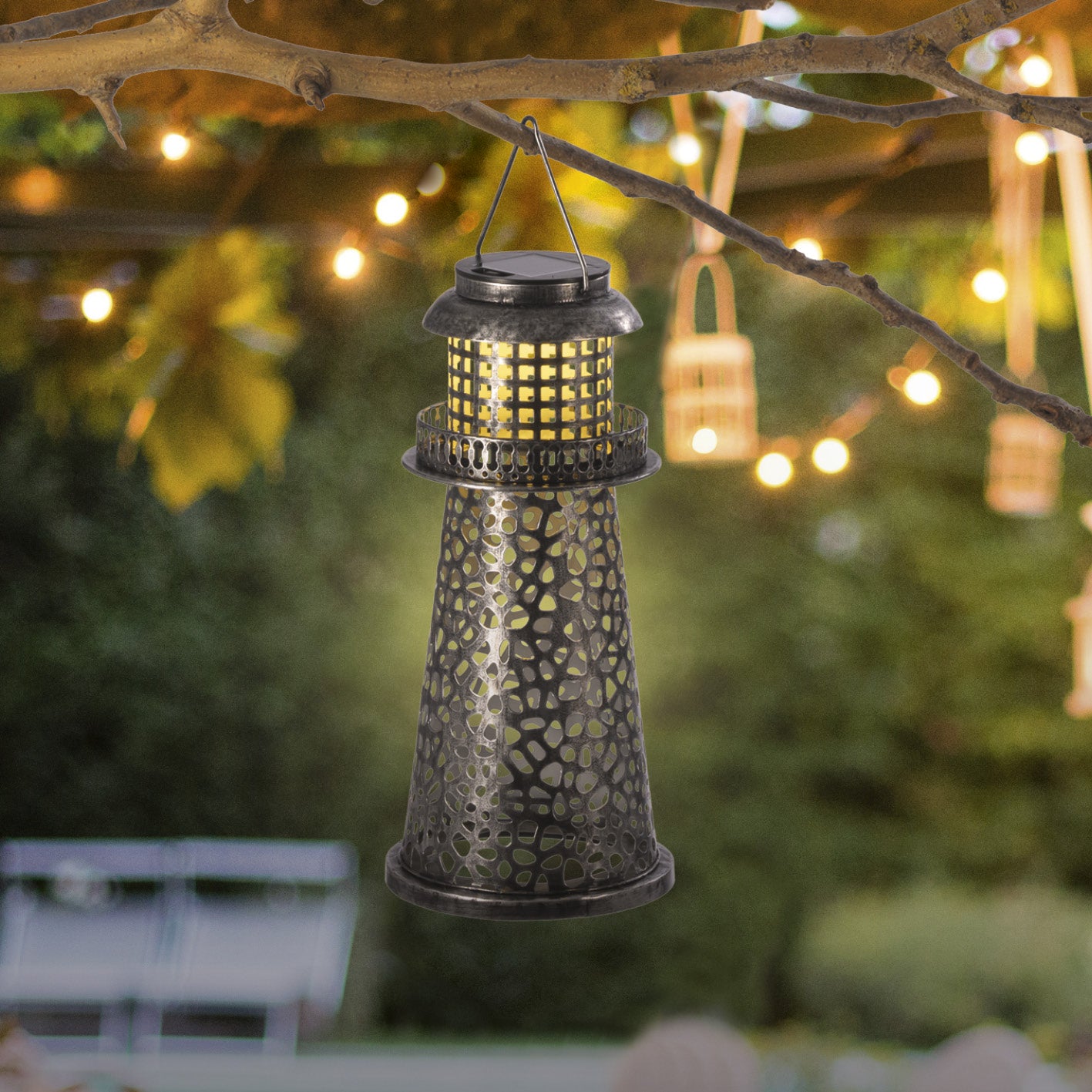Solar-Leuchte Leuchtturm - silber, perforiertes Metall-Design, solarbetrieben, kabellos, LED-Licht, ideal für Garten, Terrasse, Balkon.