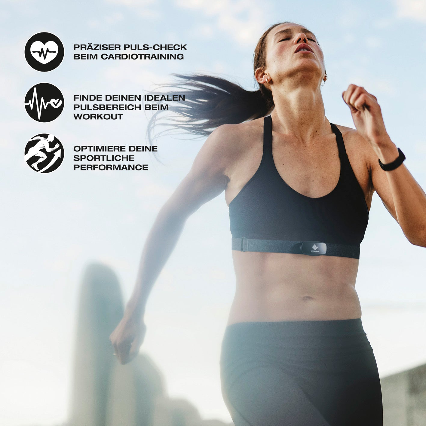 Herzfrequenzmesser am Sport-BH beim Joggen für präzisen Puls-Check und optimale Leistungsverbesserung beim Cardiotraining.