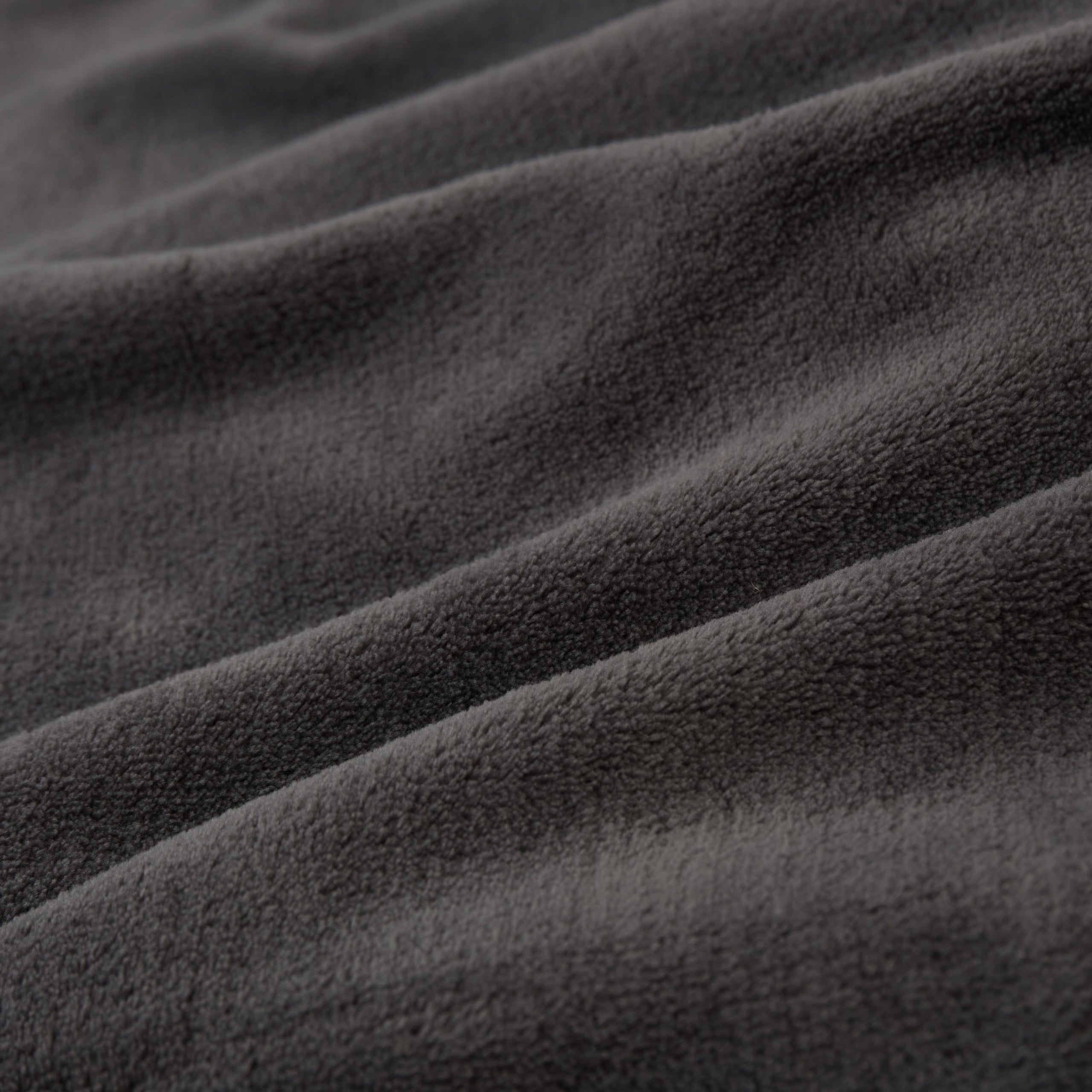 Kuscheldecke - 150x200 cm in Grau aus weichem Coral-Fleece, vielseitig als Sofadecke, Tagesdecke und Dekoration nutzbar.