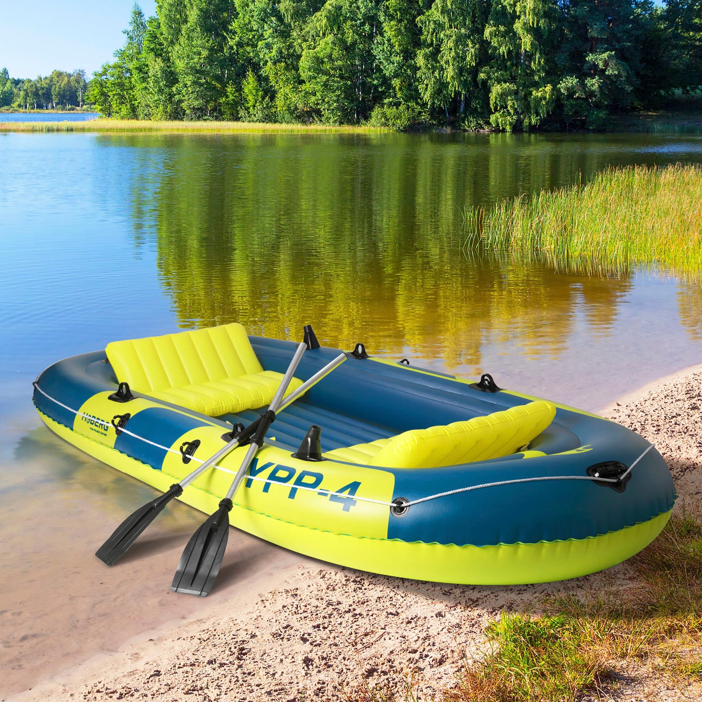 4-Sitzer Schlauchboot "YPP-4" auf dem Seeufer mit zwei Paddeln, gelb-blau, für bis zu 4 Personen, aufblasbar und stabil.