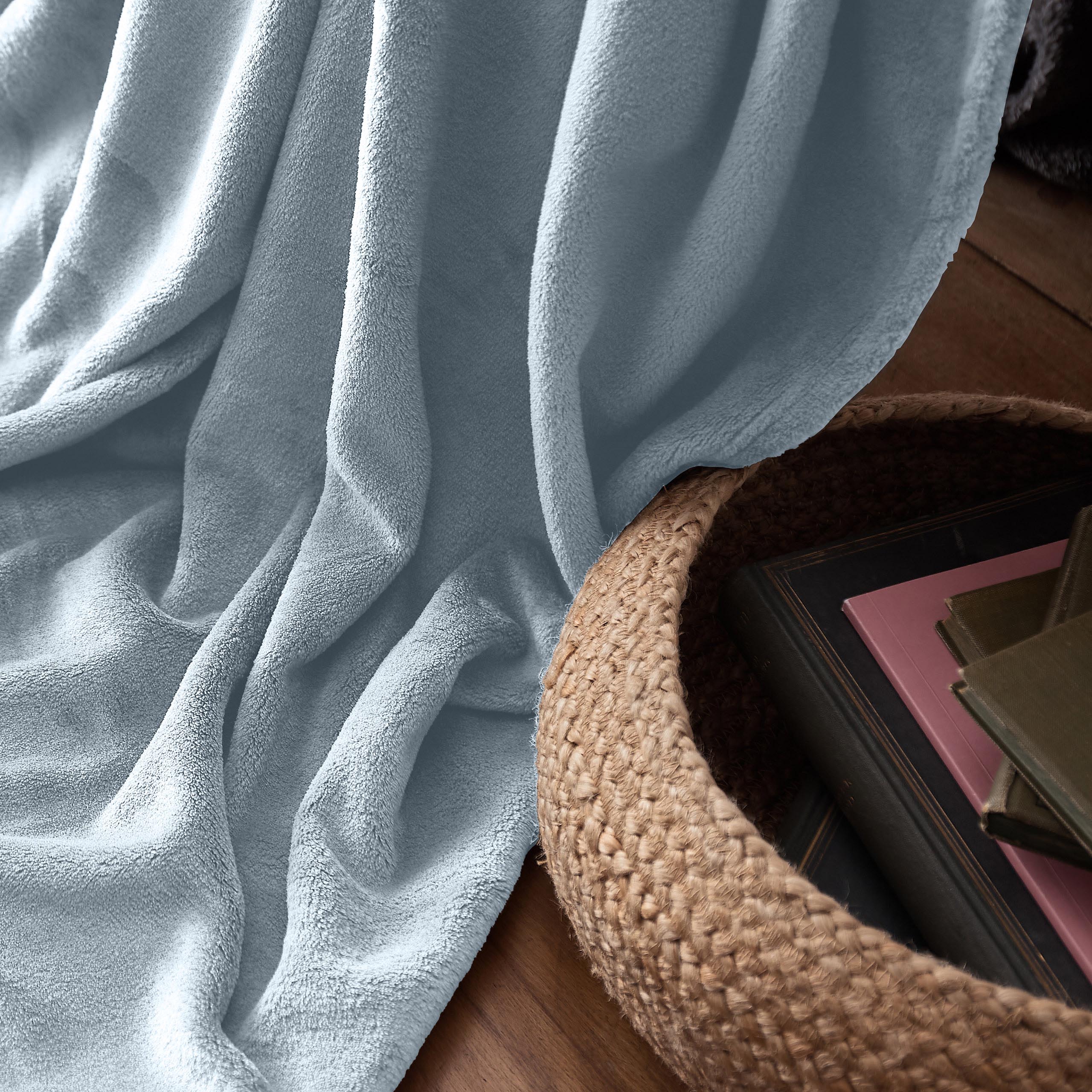 Kuscheldecke - 220x240 cm in Hellblau, weiches Coral-Fleece, vielseitig als Sofadecke oder Tagesdecke verwendbar.
