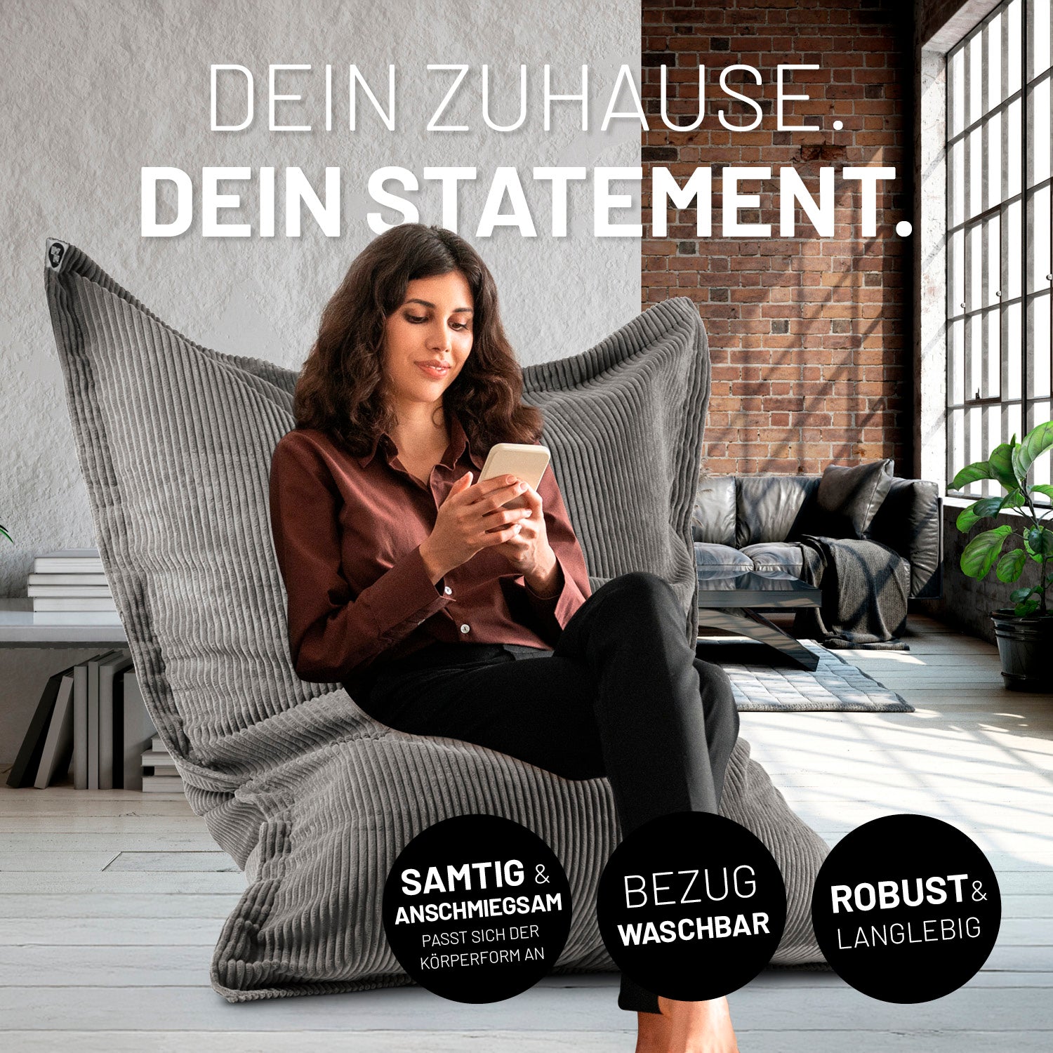 Frau sitzt entspannt auf Sitzsack Classic XXL aus der LUMALAND Cord-Reihe - 380 L - 140 x 180 cm - Grau in modernem Wohnraum.