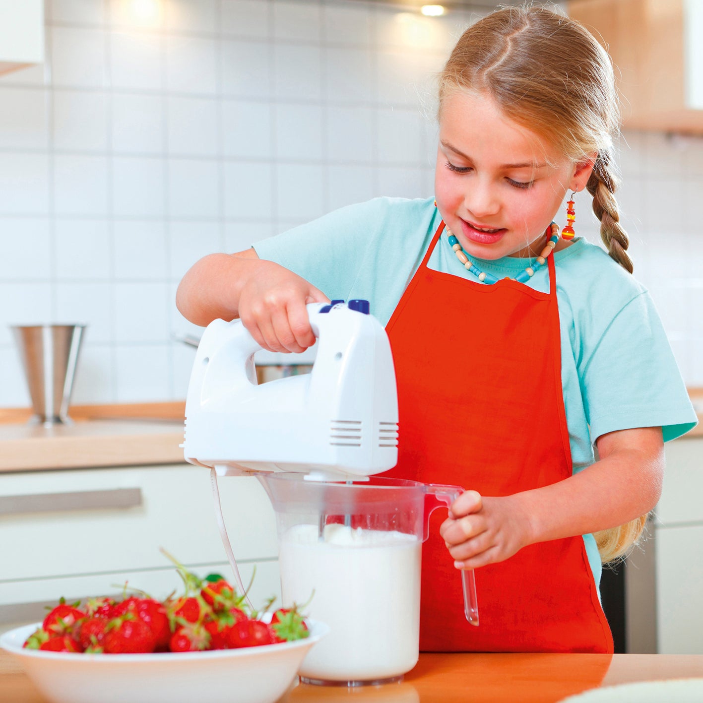Kind nutzt Handmixer zum Backen mit Rezeptbuch inkl. Messbecher-Set - Band 1 - Für die Backprofis von morgen (DIN-A5)