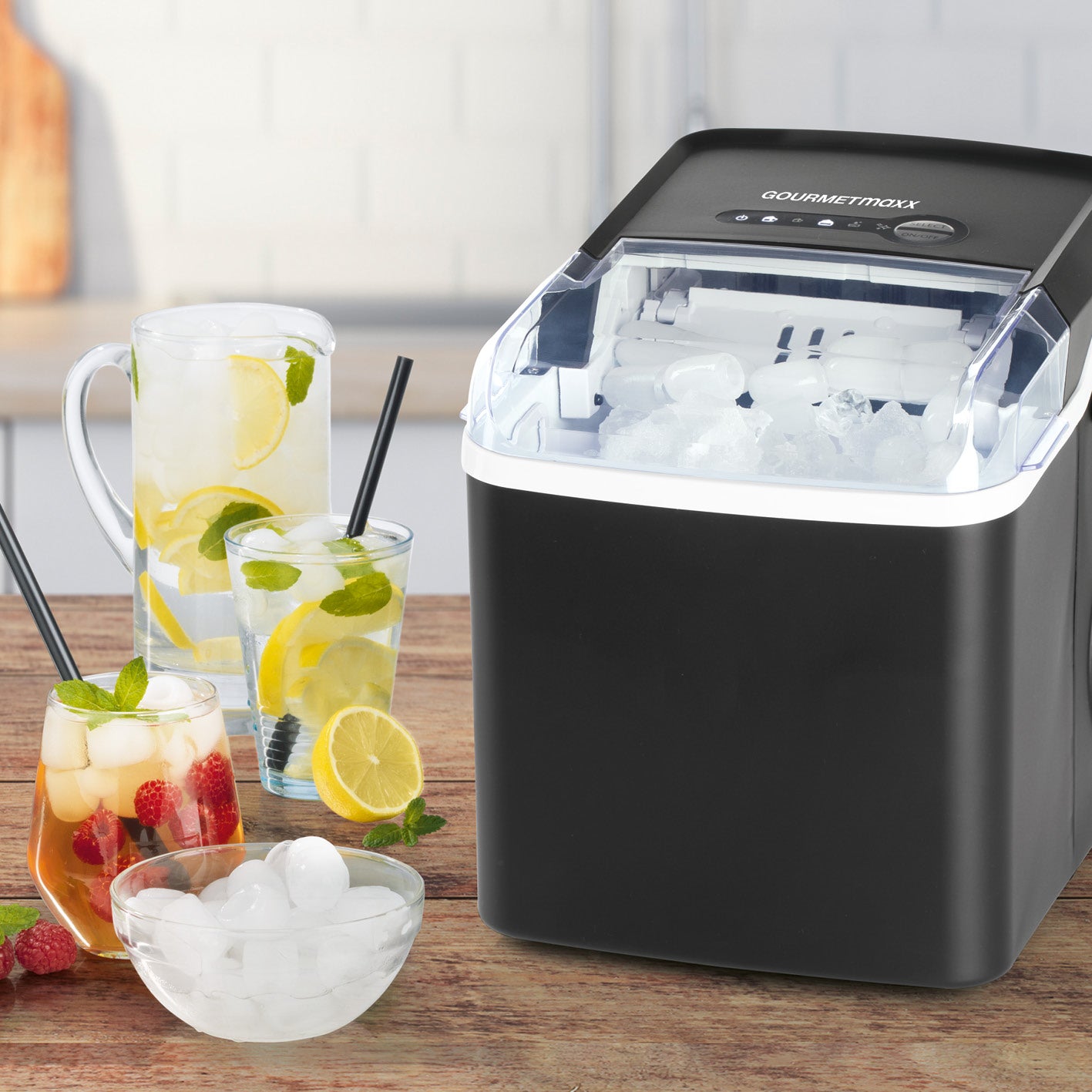 Moderner Eiswürfelbereiter mit 1,3-L Wassertank und herausnehmbarem Behälter für ca. 600 g Eiswürfel in zwei Größen.