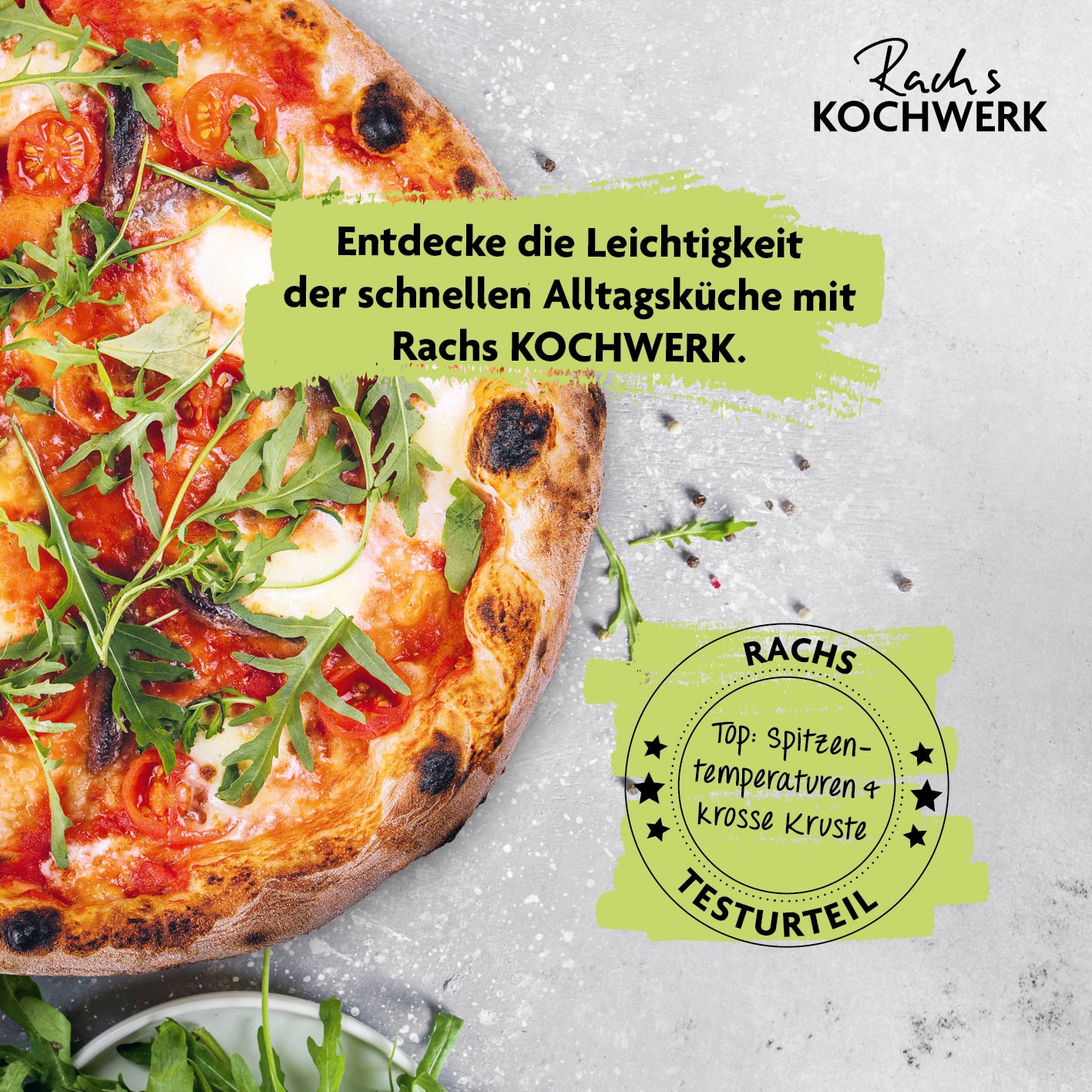 Pizza Maker inkl. herausnehmbarem Pizzastein & Pizza-Heber zeigt knusprige, frisch gebackene Pizza mit Rucola und Tomaten frisch aus dem Ofen.