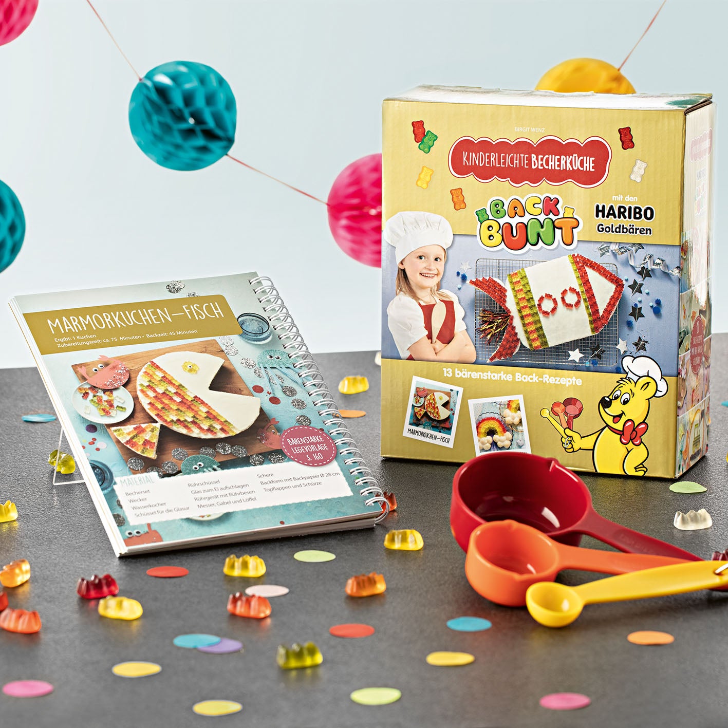 Rezeptbuch inkl Messbecher-Set Band 10 Back bunt mit Haribo Goldbären Kinder-Backbuch mit 13 Rezepten und bunten Messbechern