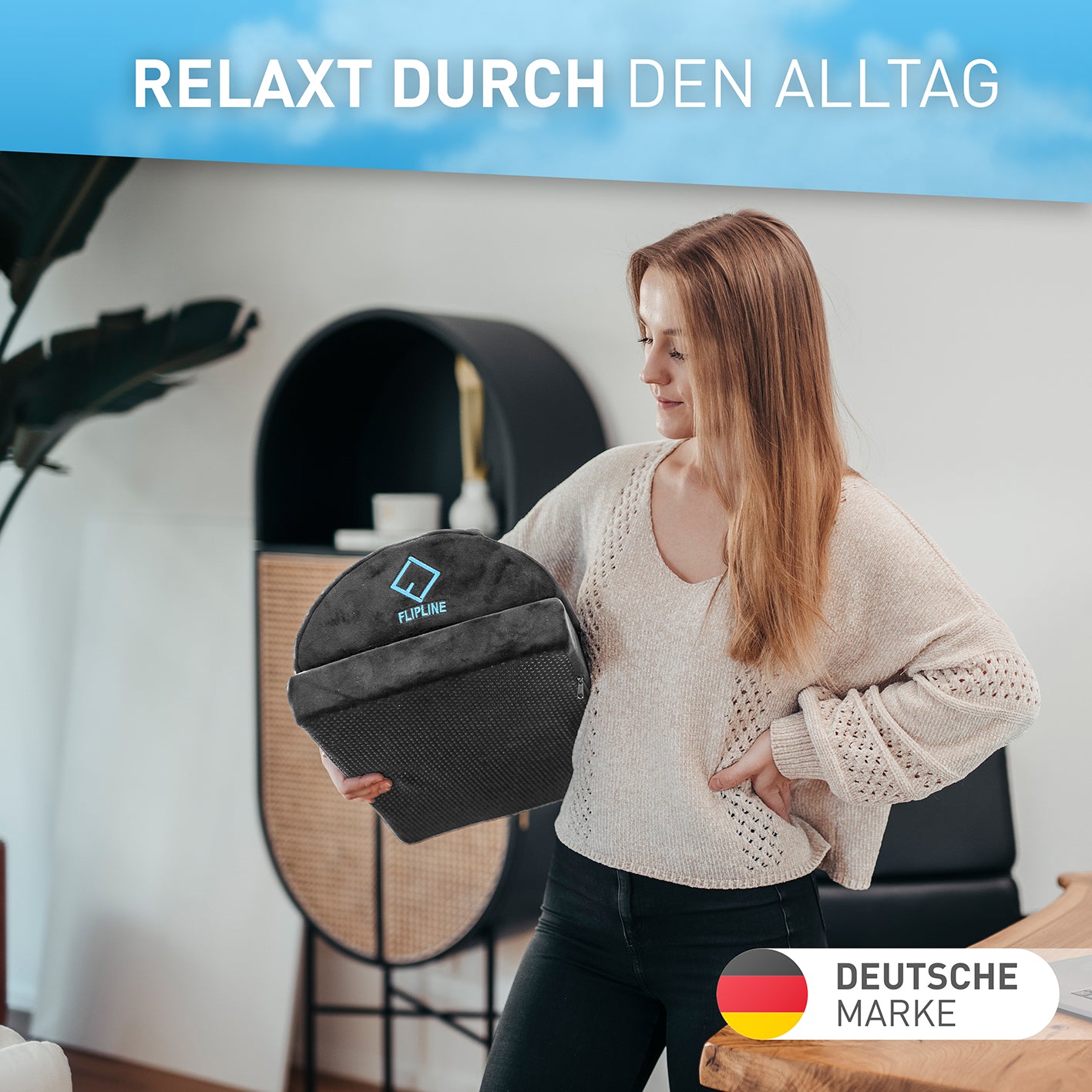 Frau hält Schreibtisch-Fußstütze mit Fußtasche - Dunkelgrau mit weichem Samtbezug und ergonomischem Design für Komfort und Wärme.