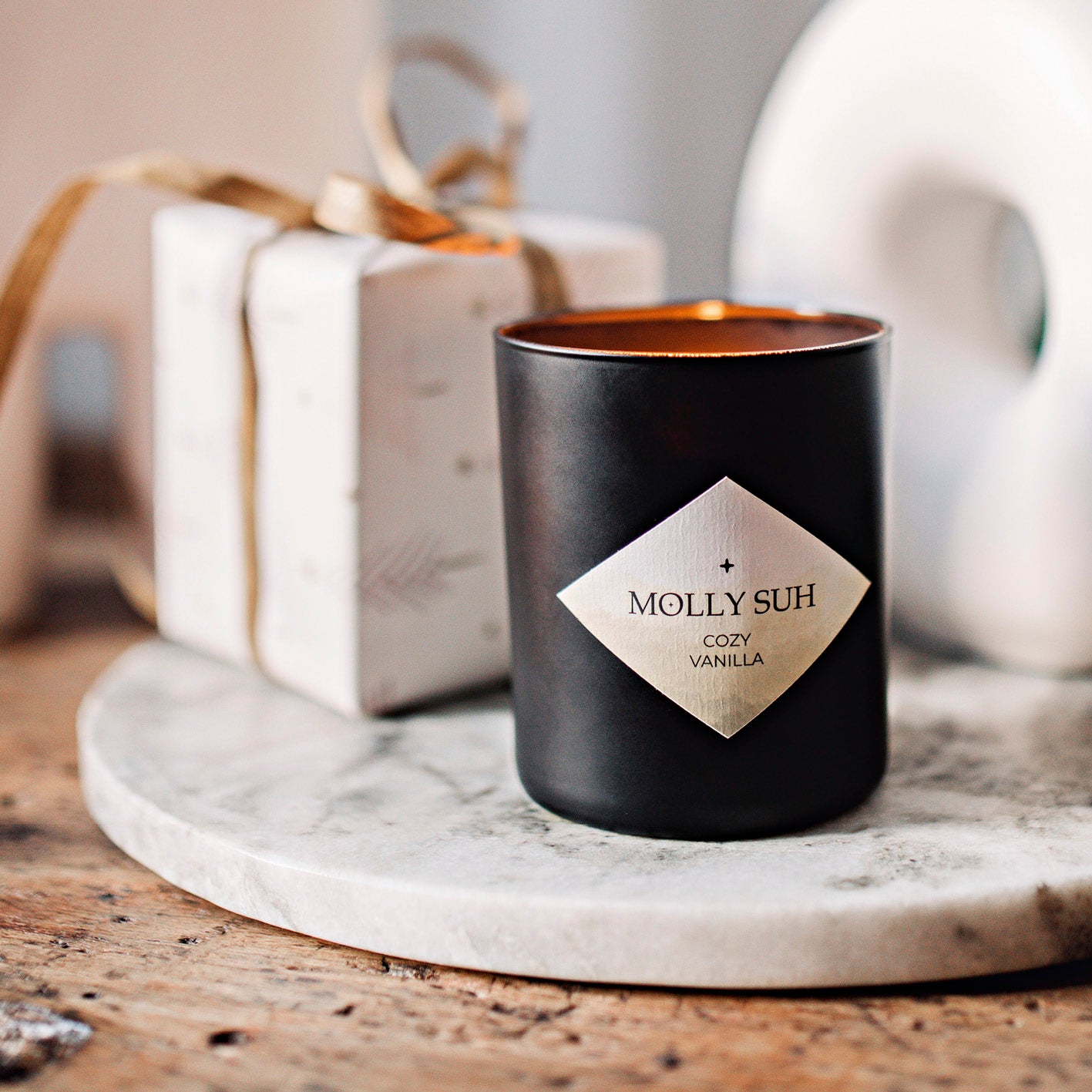 Duftkerze Cozy Vanilla in schwarzem Glas, elegant und nachhaltig aus recyceltem Pflanzenfett, mit feinem Vanilleduft.