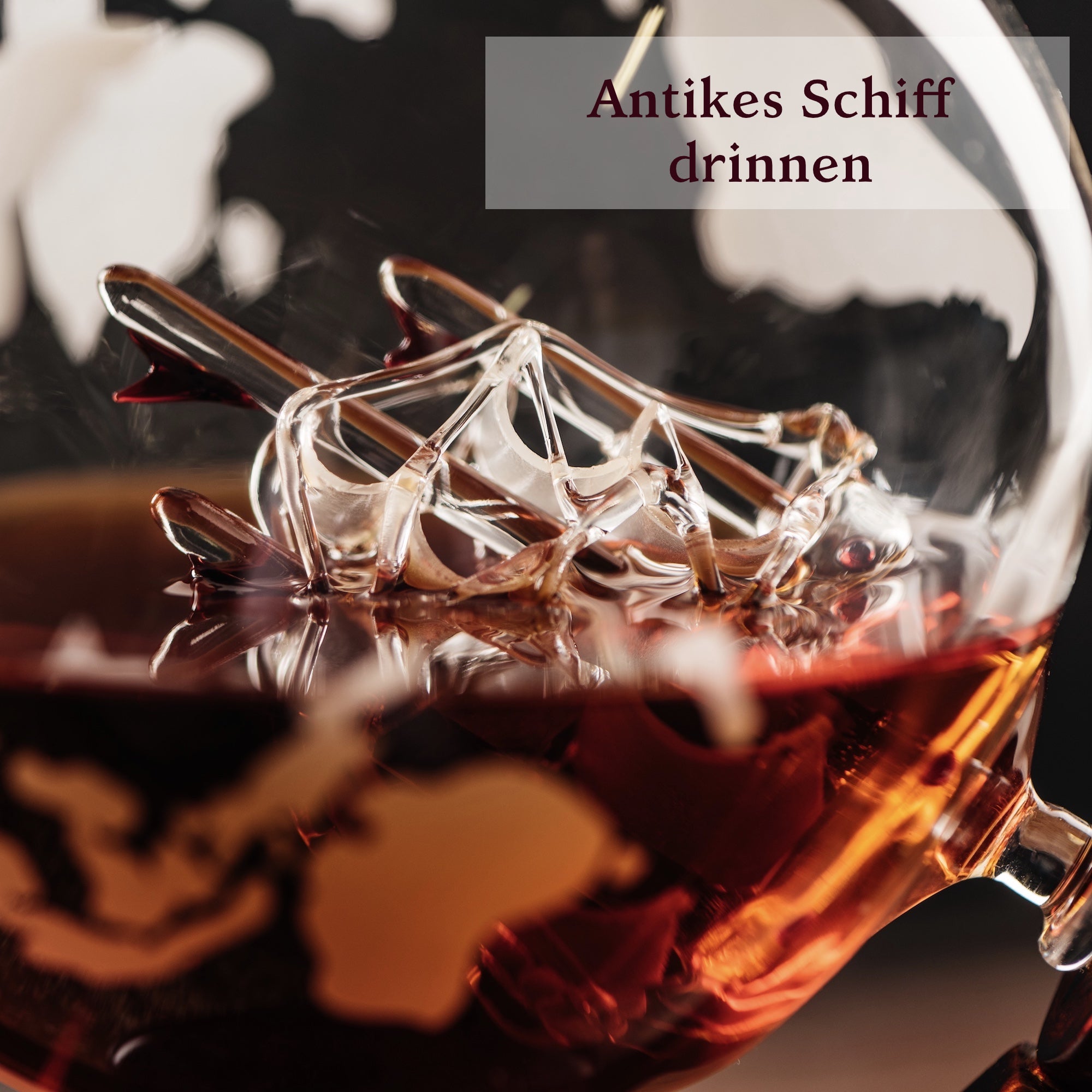 8-in-1-Whisky-Dekanter-Seta – 4 Gläser mit antikem Schiff im Dekanter aus klarem Glas, handgefertigt und elegant.