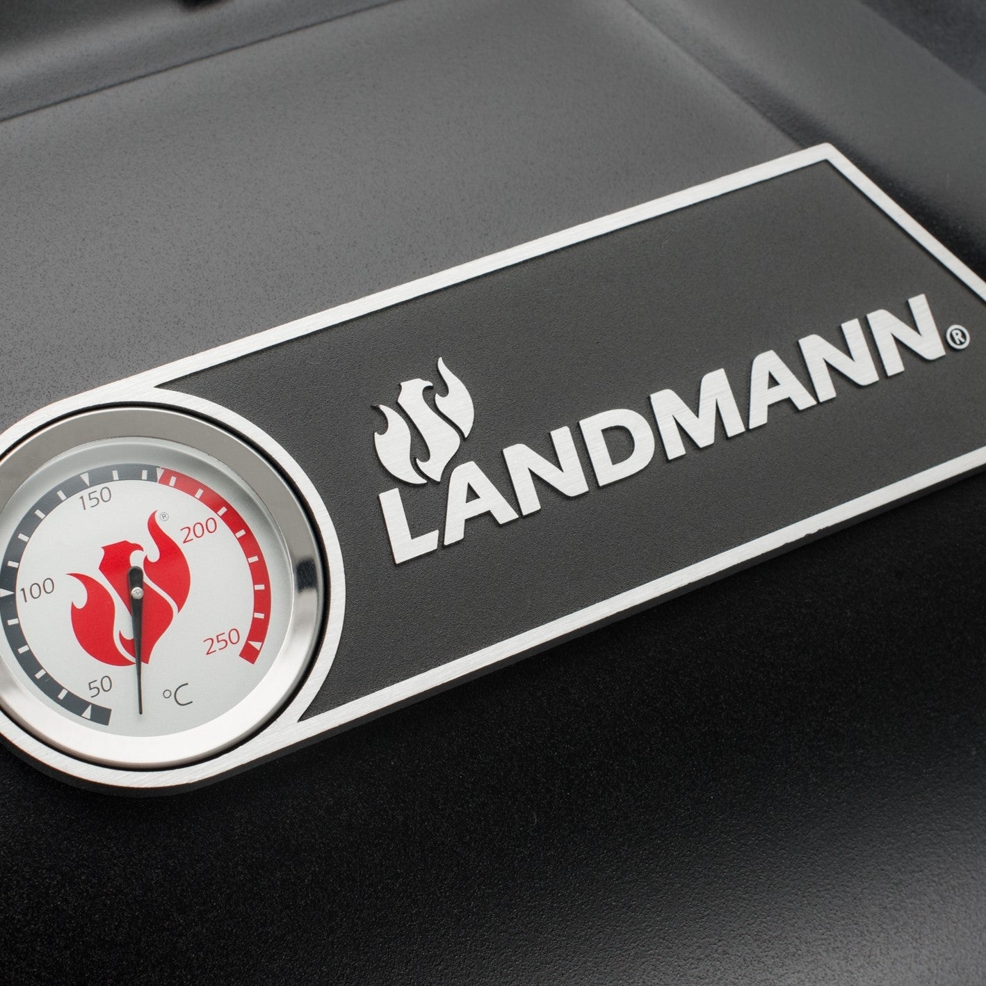 Smoker Vinson 500 mit integriertem Deckelthermometer und hochwertigem Landmann-Logo für präzise Temperaturkontrolle beim Grillen.