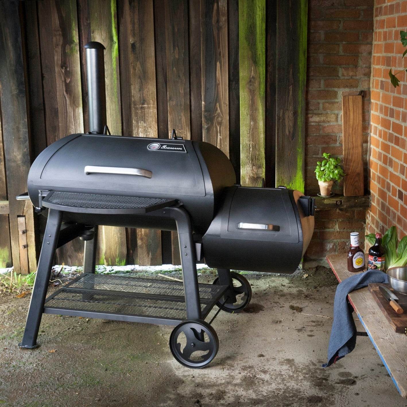 Smoker Vinson 500 klassischer 20 Zoll Smoker mit 4-in-1 Funktion, abgerundetes Design und Edelstahlgriffe für optimales Smoken.