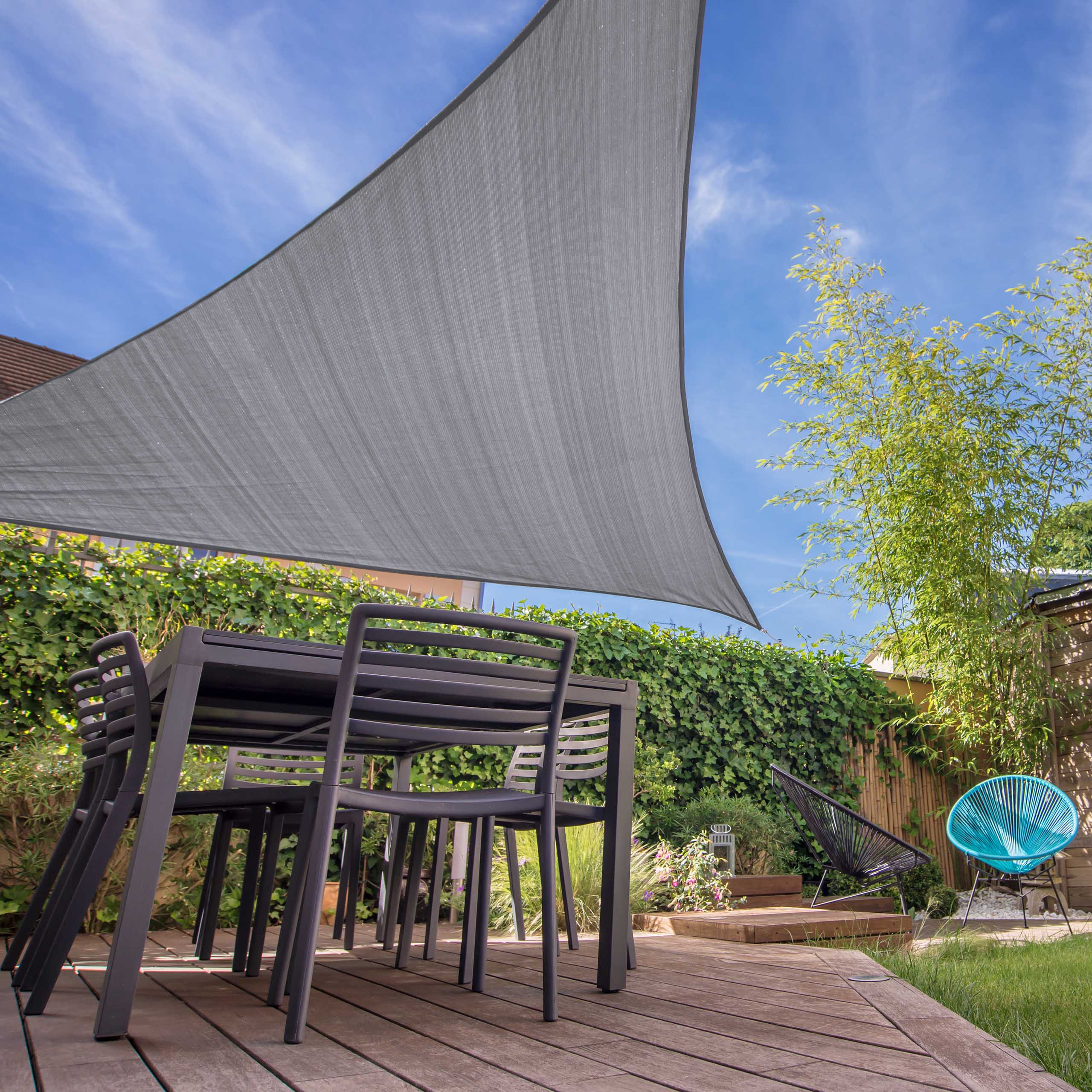 Sonnensegel 100% HDPE mit Stabilisator für UV-Schutz - Dreieck 3 x 3 x 3 Meter - Hellgrau über Terrasse mit Gartenmöbeln bei Sonnenschein