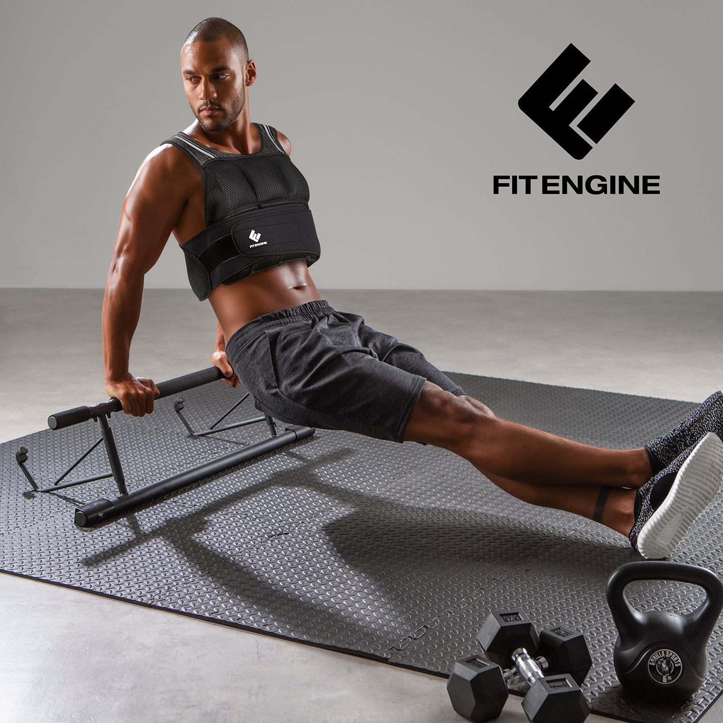 Mann trainiert mit Gewichtsweste - 10 kg, verstellbar, atmungsaktiv, ideal für Klimmzüge, Liegestütze und weitere Workouts.