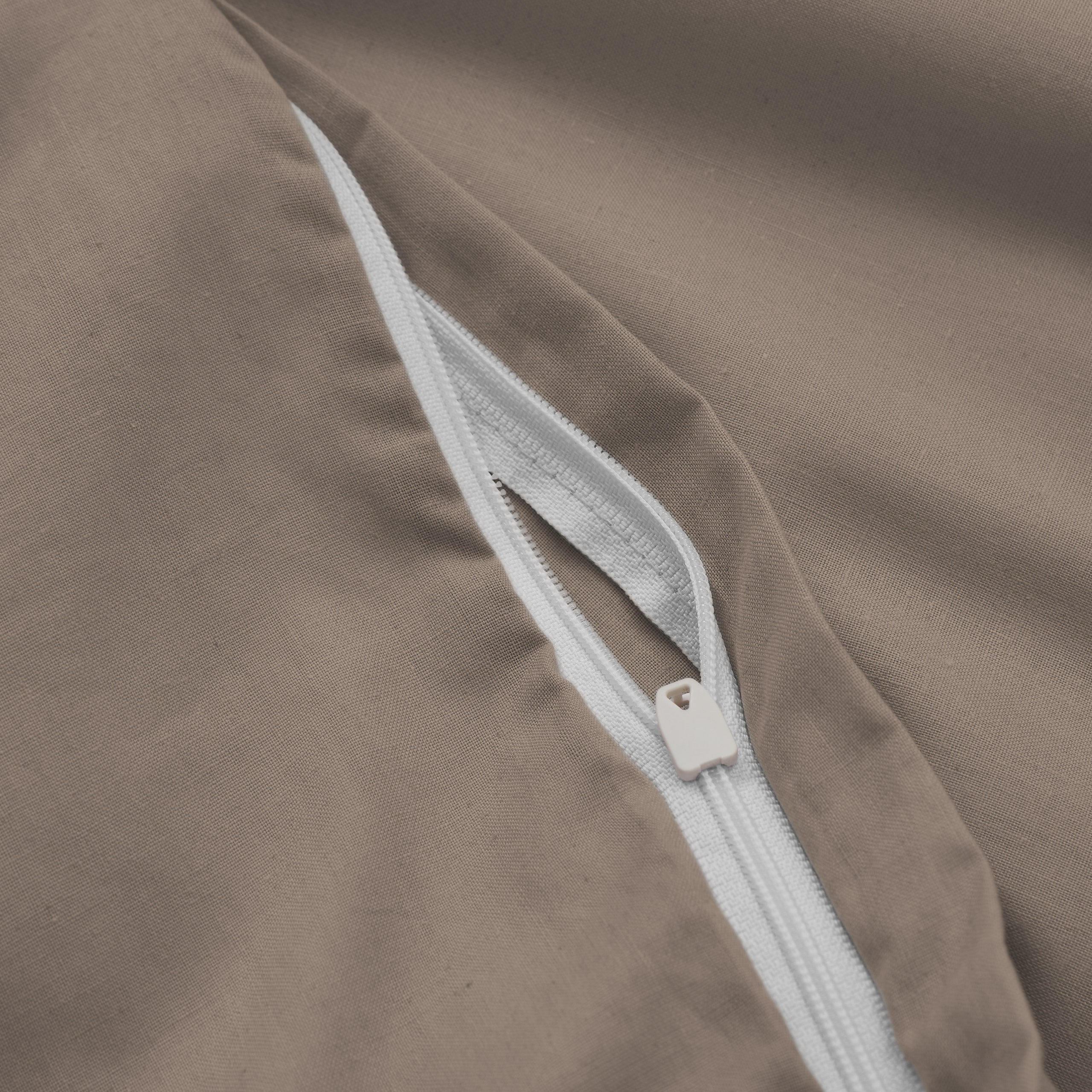 Premium Bettwäsche Everyday Taupe mit YKK Reißverschluss, weiche Polycotton Qualität, 155x200 cm Bettbezug und 80x80 cm Kissenbezug.