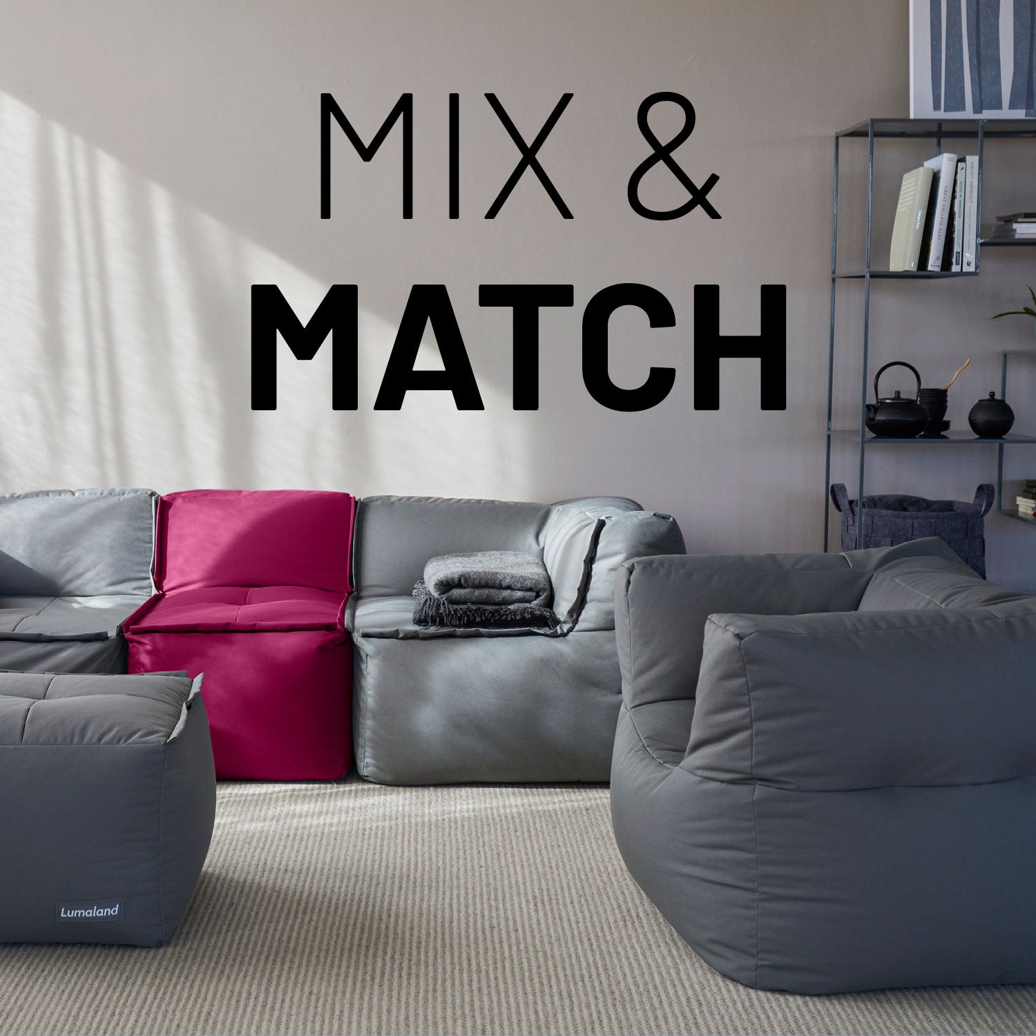 Sitzsack-Sofa Sessel (400 L) - Modulares System - indoor & outdoor - Rotwein kombiniert mit grauen Sitzsäcken in modernem Wohnzimmer.