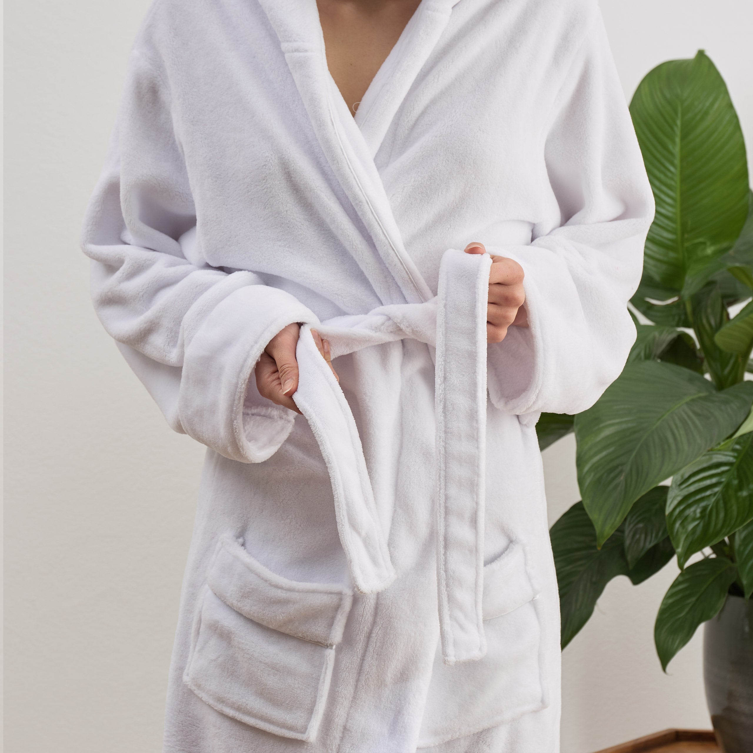 Luxury Mikrofaser Bademantel mit Kapuze für Damen und Herren Weiß Größe XXL, weich, schnelltrocknend, unisex mit Gürtel und Taschen.