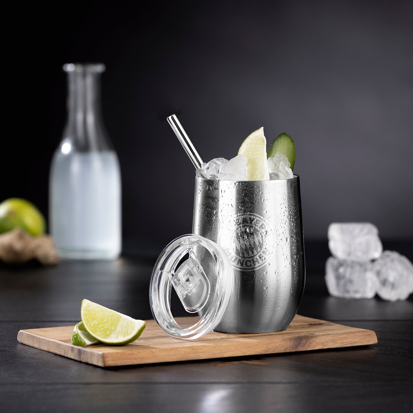Edelstahl-Getränkebecher inkl. Trinkhalm - 350 ml - 2er-Set, dreifach isoliert, mit Eis und Zitronenscheiben, spülmaschinengeeignet.