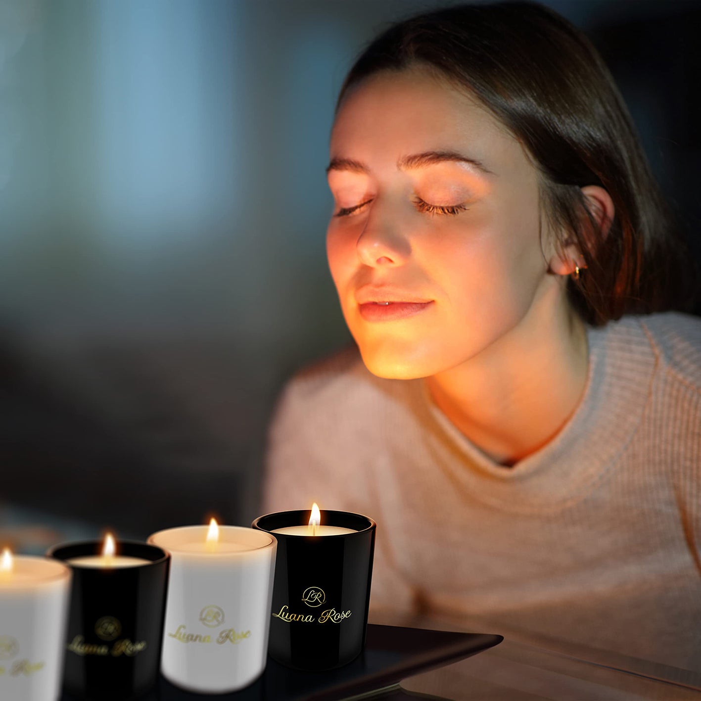 Frau genießt entspannte Atmosphäre mit Duftkerzen Geschenkset - 4er-Set - Birne, Lilie, Eucalyptus & Erdbeere aus Sojawachs.