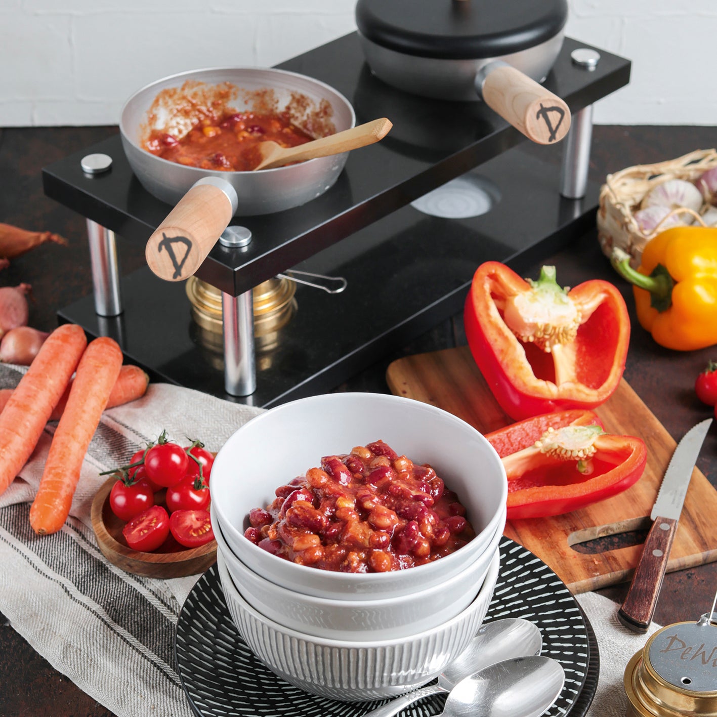 Tisch-Kochset für bis zu 4 Personen - Edelstahl/schwarz mit Pfanne und Brenner für vielseitiges Kochen und Servieren unterwegs.