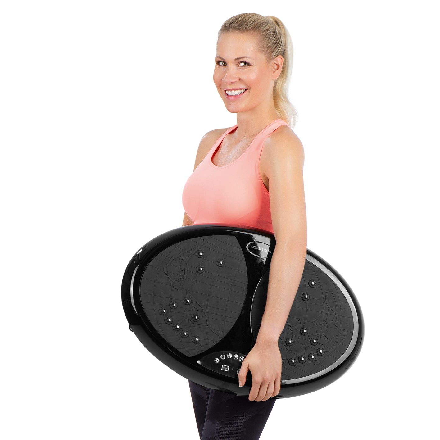 Frau hält Vibrationstrainer mit rutschfester Standfläche und LED-Display für individuelles Ganzkörpertraining zu Hause.