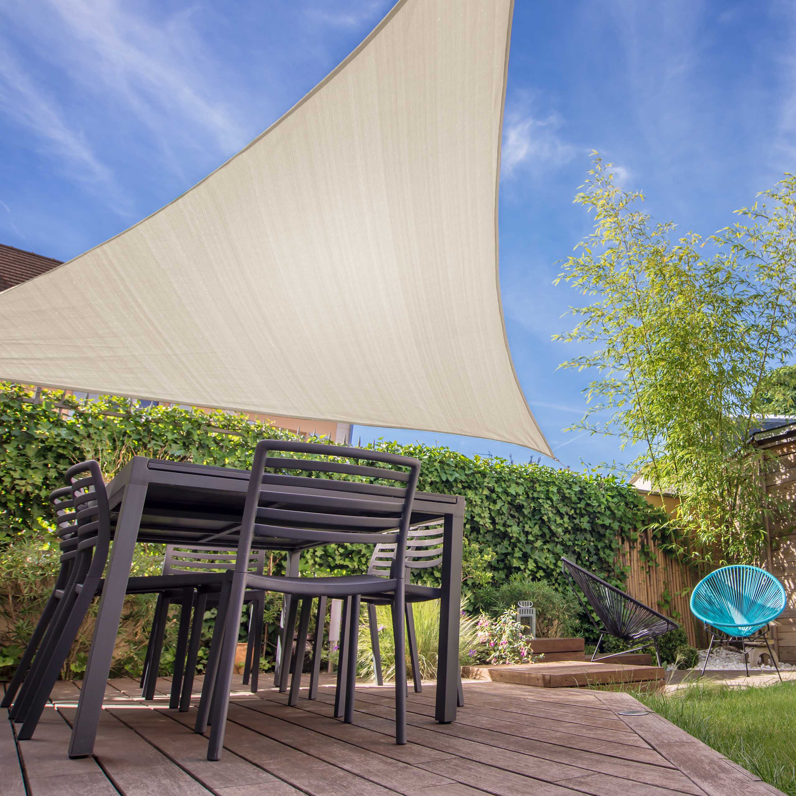 Sonnensegel 100% HDPE mit Stabilisator UV-Schutz, Dreieck 5x5x5 Meter in Creme über Gartenmöbeln auf Terrasse gespannt