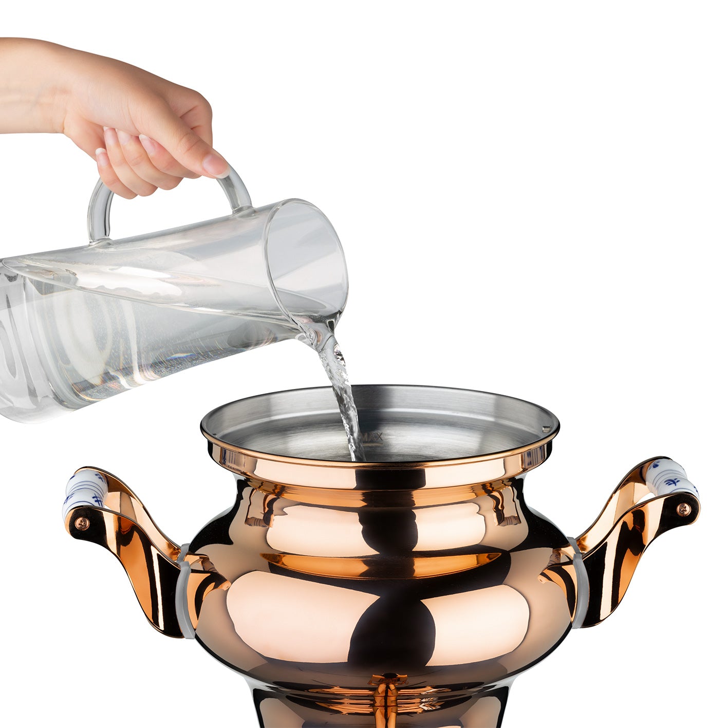 Samowar Rebecca mit Dispenser - Edelstahl/rose wird mit Wasser befüllt, glänzender Edelstahl im zarten Rosé Design sichtbar.