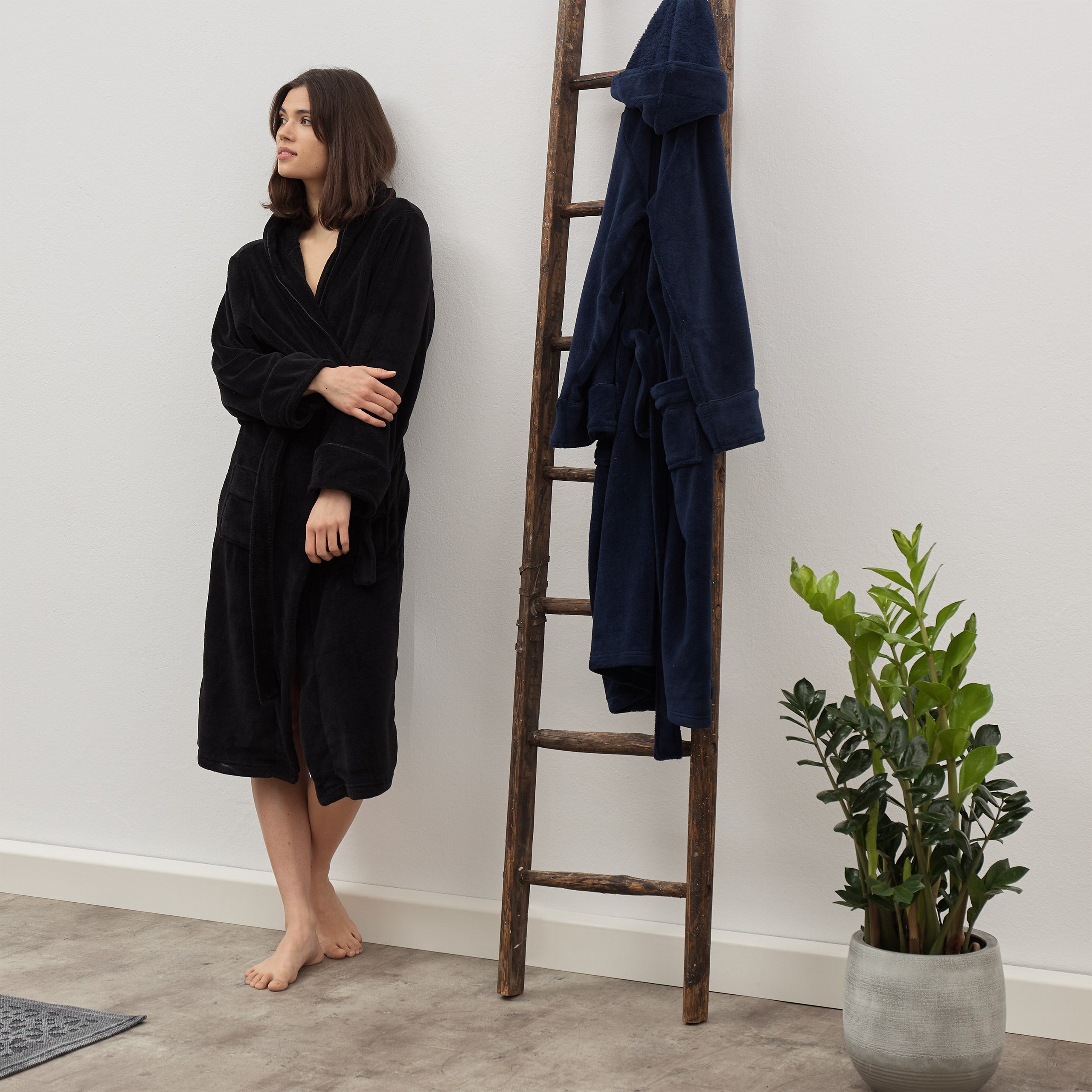 Luxury Mikrofaser Bademantel mit Kapuze für Damen und Herren in Schwarz Größe XL, flauschig und wärmend getragen von Frau.