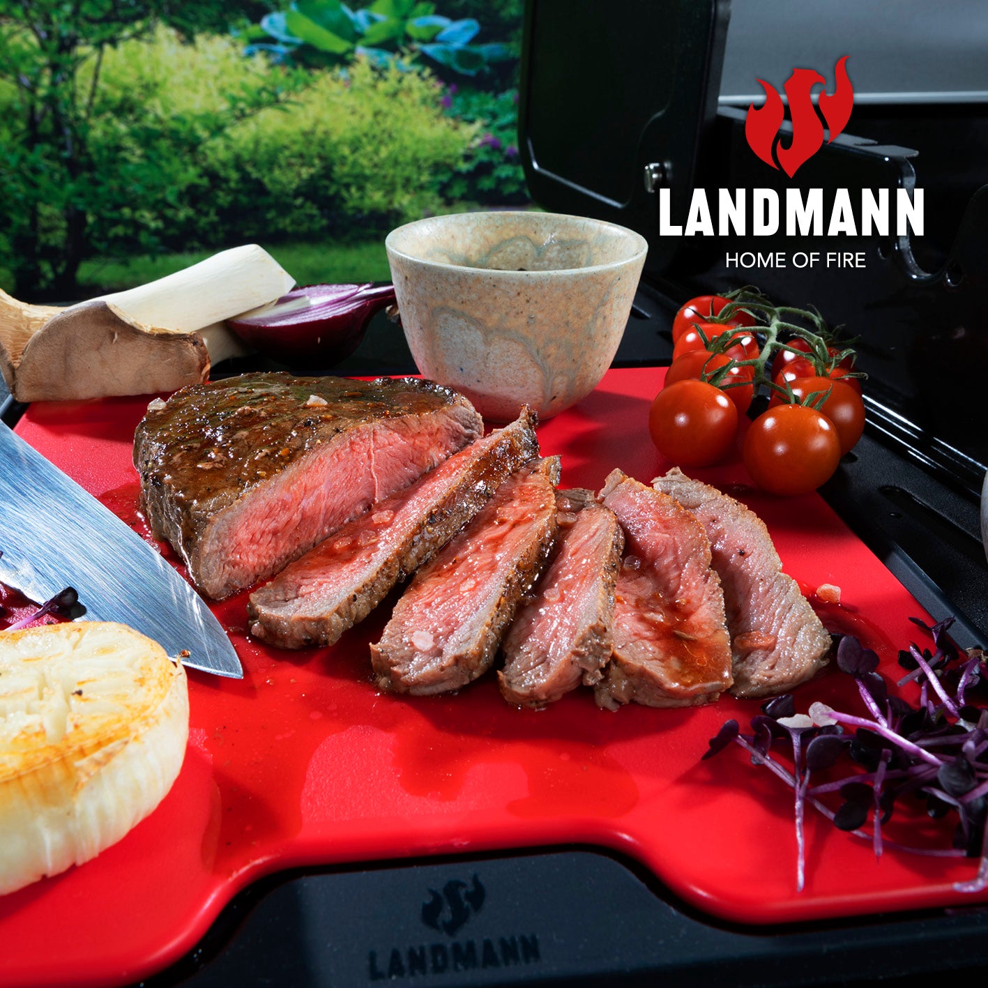 Schneidebrett mit Silikonmatte zeigt perfekt geschnittenes Steak mit Tomaten, Zwiebel und Kräutern, rutschfest und tropfsicher.