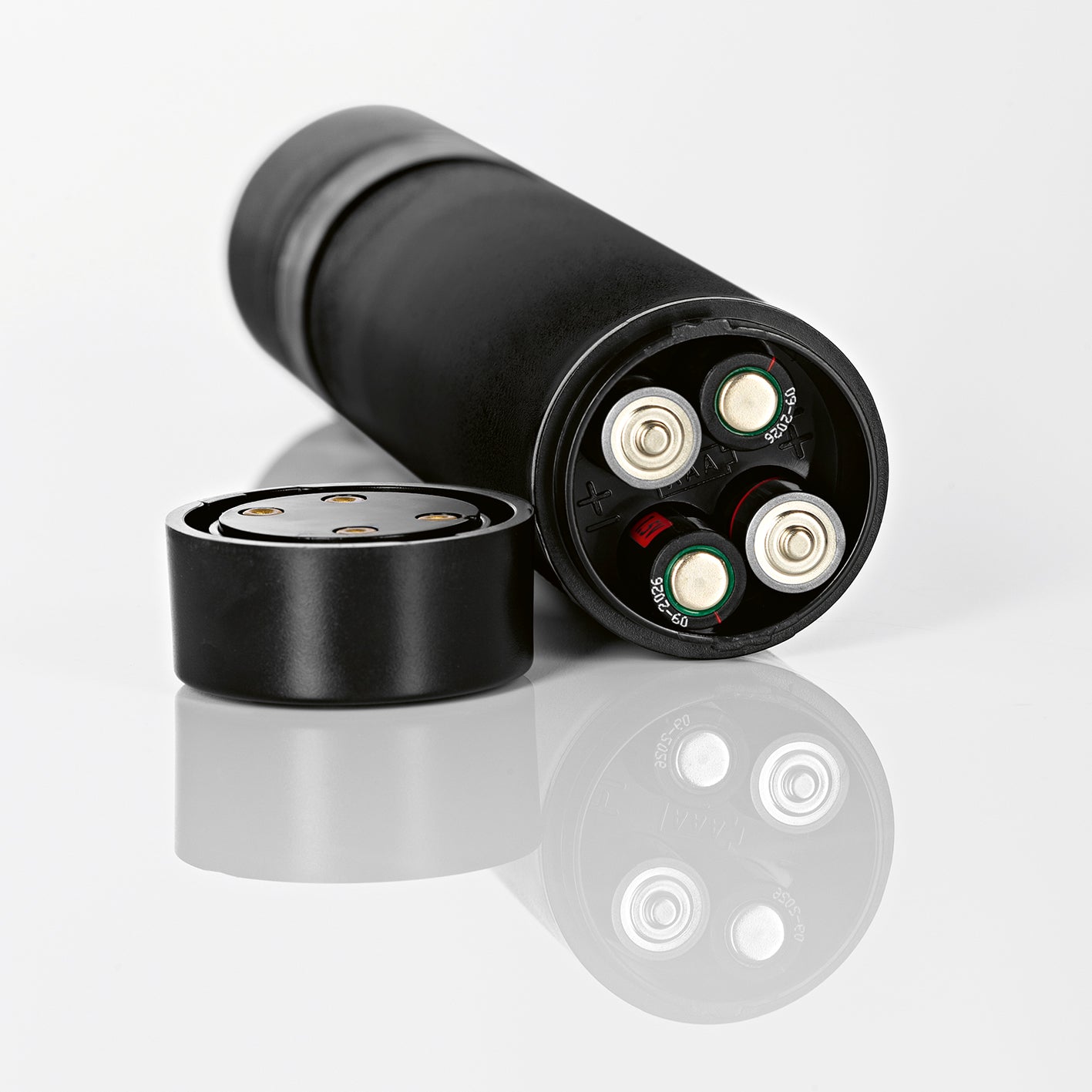 Salz- & Pfeffermühle 2-tlg. mit offenem Batteriefach, schwarzes Design, ideal für elektrisches Mahlen von Gewürzen auf Knopfdruck.