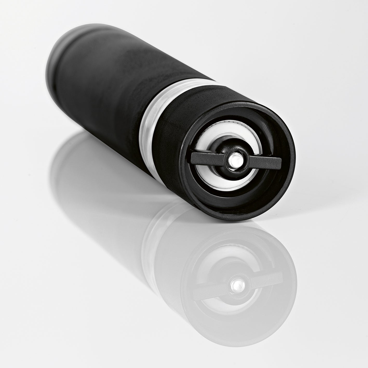 Salz- & Pfeffermühle 2-tlg. mit elektrischem Keramikmahlwerk, schlichtes Design in Schwarz, einfach zu bedienen und zu reinigen.