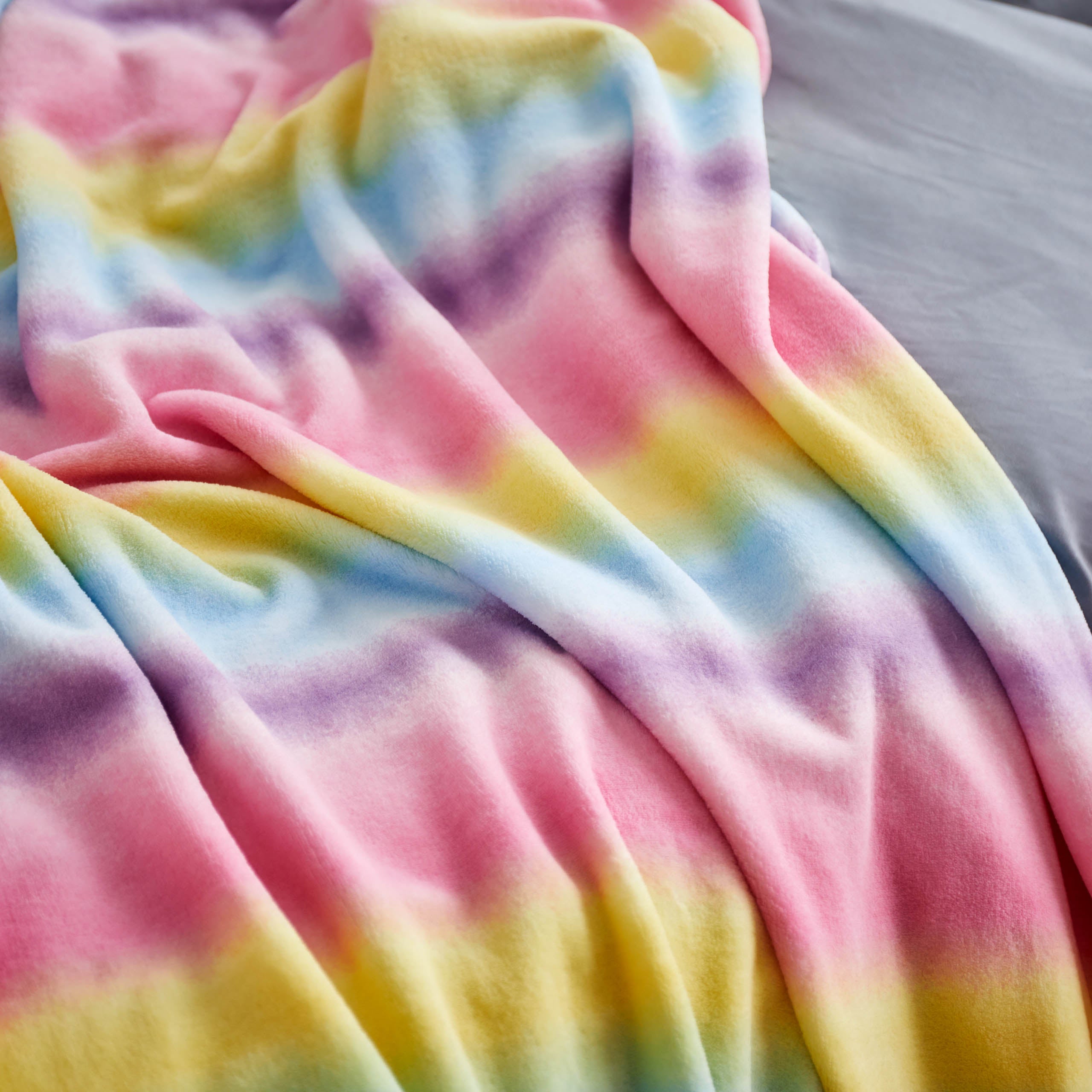 Kuscheldecke für Kinder - 150 x 180 cm - Regenbogen aus weichem Coral-Fleece in buntem Regenbogen-Multicolour-Design von Lumaland.