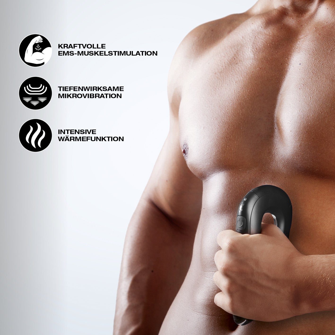 EMS Massagegriff an männlicher Brust angewendet mit EMS-Muskelstimulation, Mikrovibration und Wärmefunktion.
