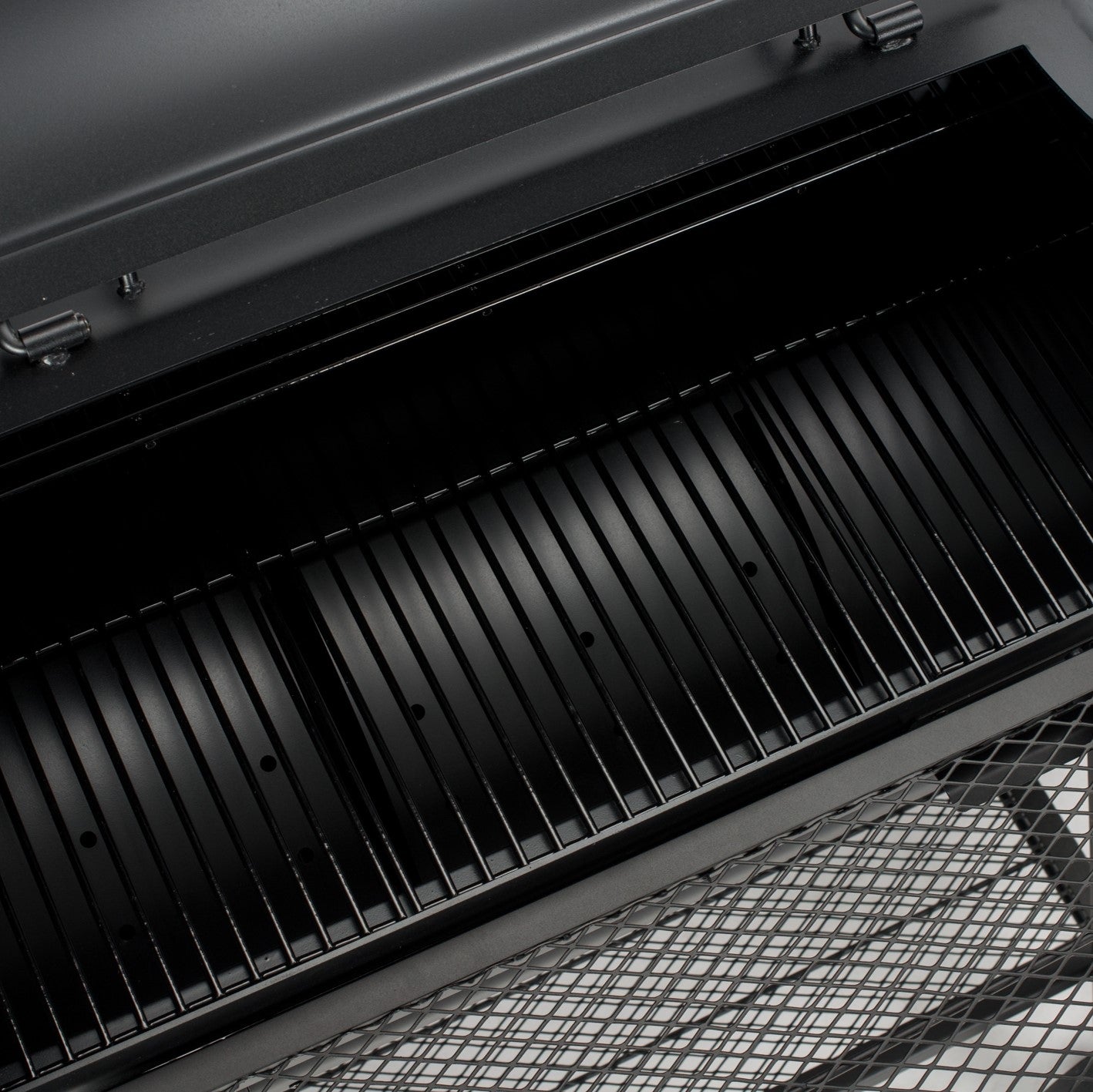 Smoker Vinson 500 mit 20 Zoll Garkammer, 4-in-1 Funktion, abgerundetem Design und Edelstahlgriffen für optimale Luftzirkulation.