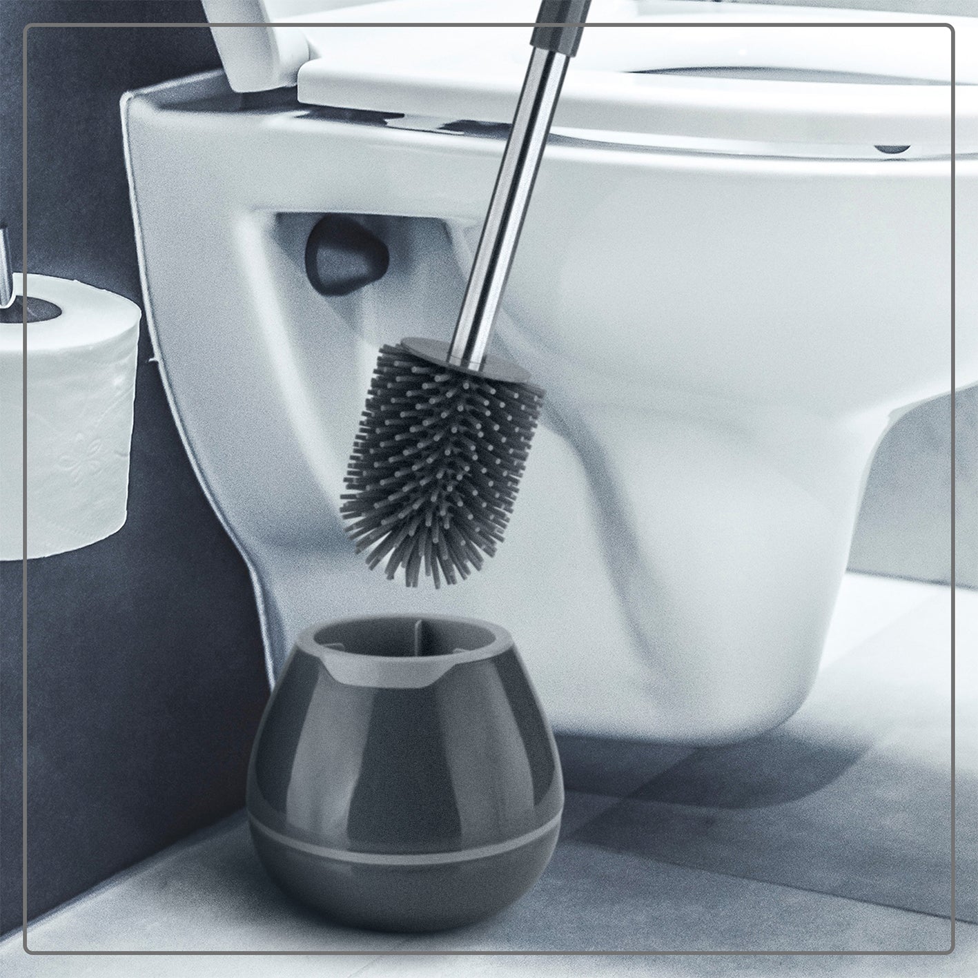 WC Bürste aus Silikon mit Edelstahl Halter - schwarz stehend neben Toilette, antibakteriell, schnell trocknend und kratzfrei.