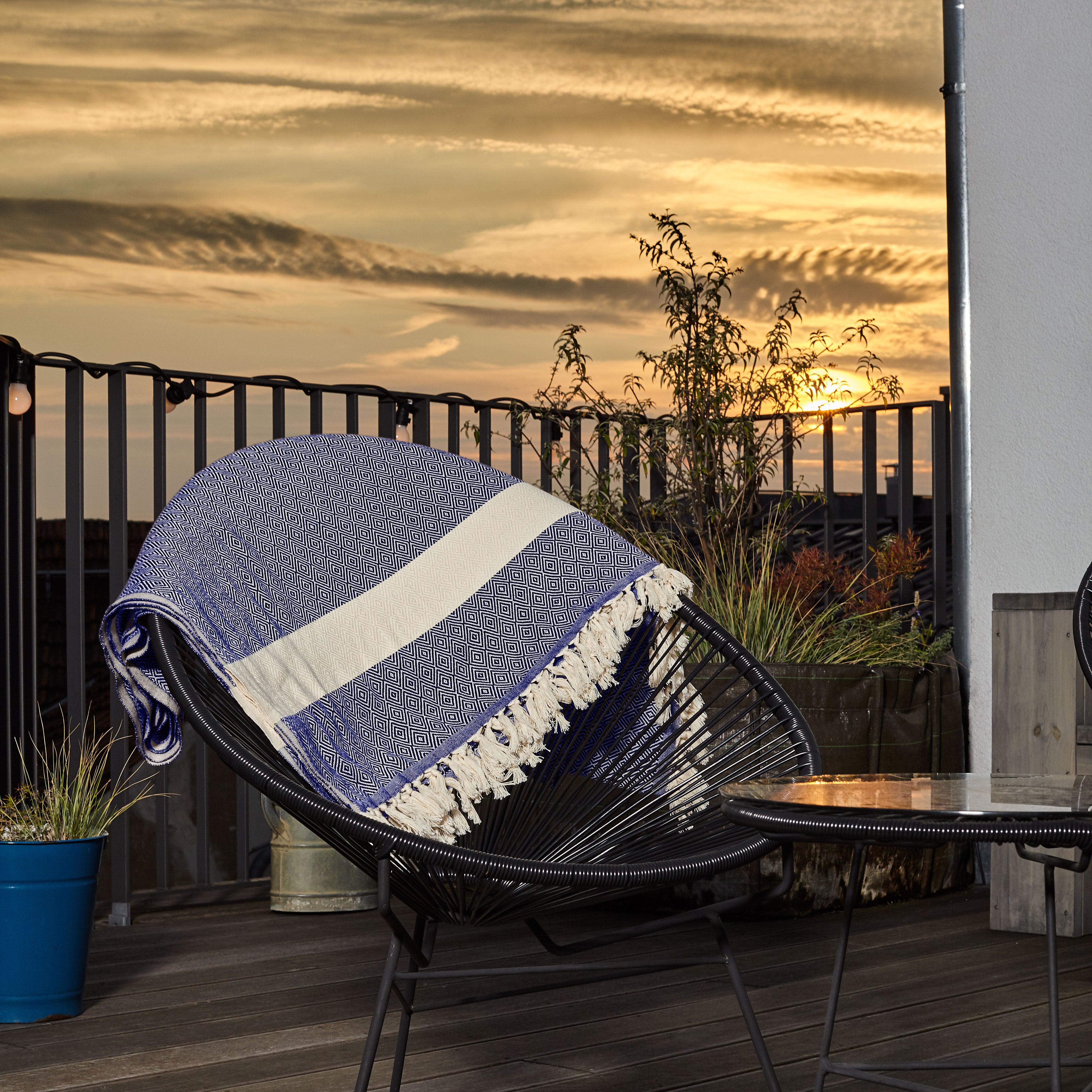 Baumwolldecke / Tagesdecke aus 100 % Baumwolle - ca. 200 x 240 cm - Marineblau elegant auf Stuhl im Sonnenuntergang.