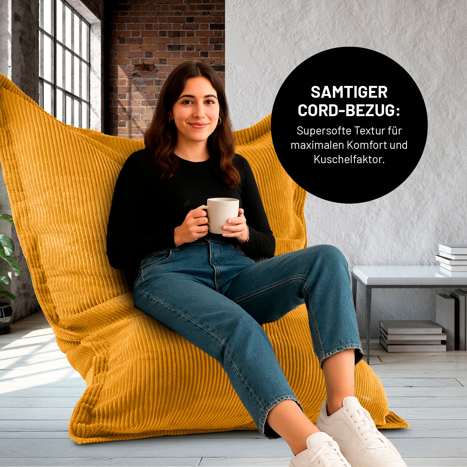 Frau entspannt auf Sitzsack Classic XXL All-in-One Set - 380 L - 140 x 180 cm - Senfgelb mit samtigem Cord-Bezug.