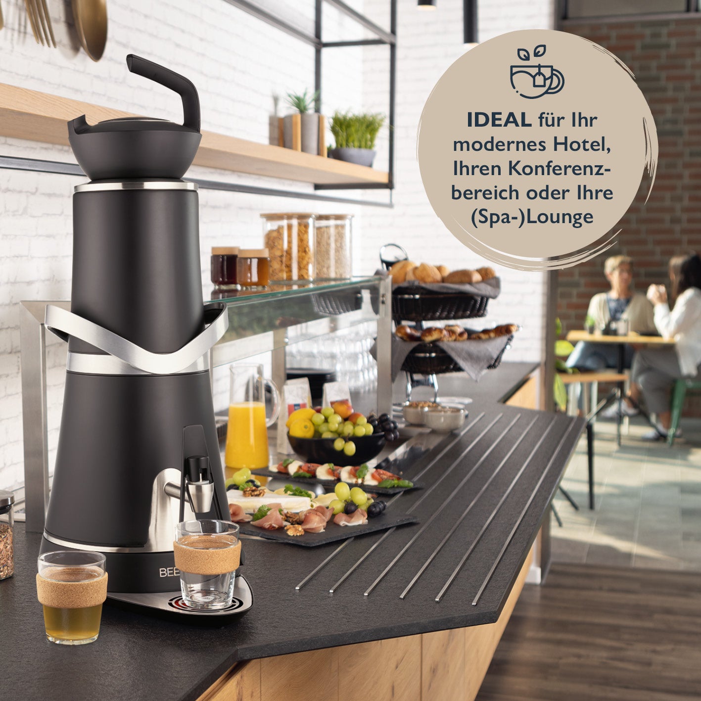 Samowar Amira mit Dispenser 10l - 2000W - schwarz matt auf Buffet mit Getränken in moderner Lounge-Umgebung.