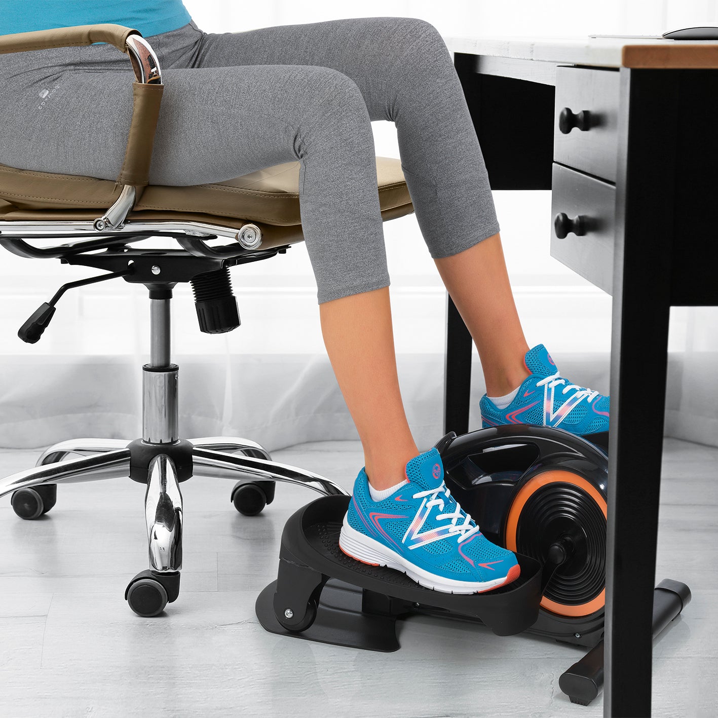 Ellipsentrainer - 8 Stufen für individuelles Trainingsniveau zur Stärkung der Beinmuskulatur im Sitzen am Arbeitsplatz.